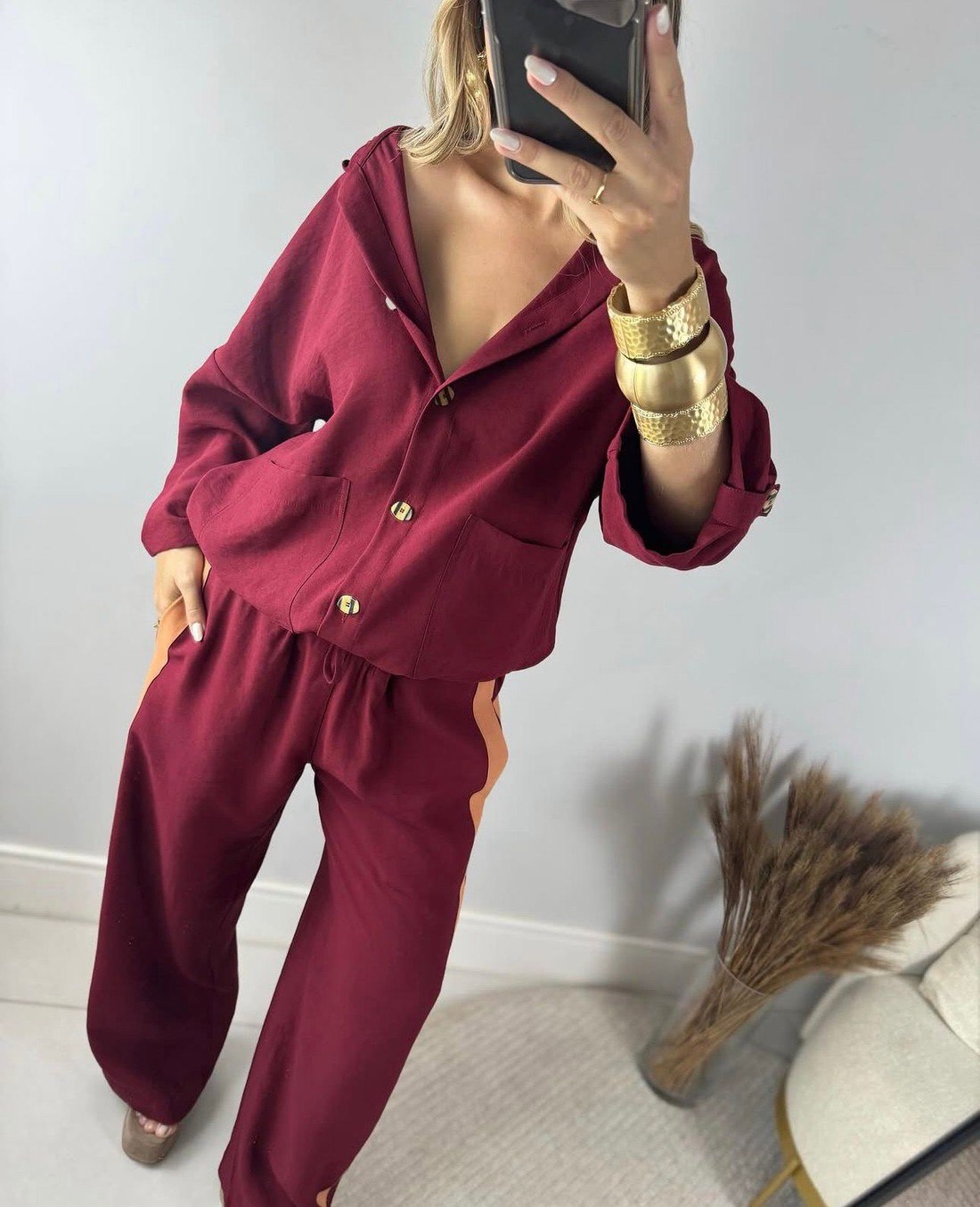 Conjunto Feminino Parka e Pantalona Listrado Vania Marsala Conjunto Feminino Parka e Pantalona Listrado Vania Marsala
