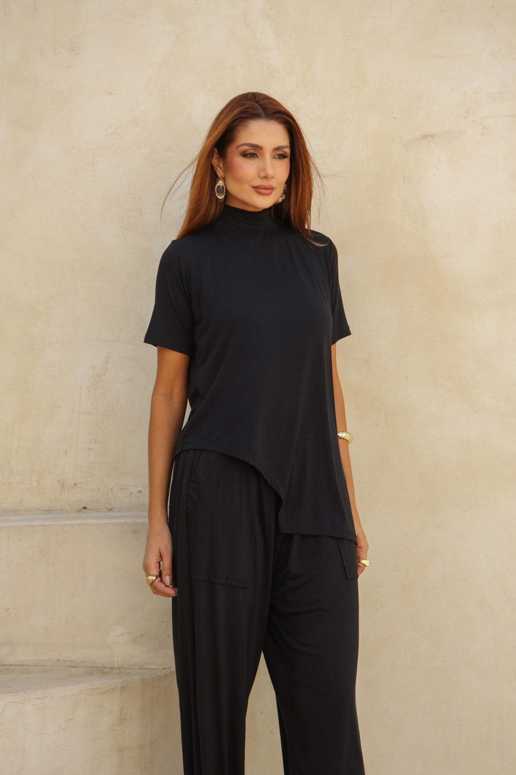 Conjunto Carolla em Viscolycra com Blusa Assimétrica e Calça Aladim Preto. Conjunto Carolla em Viscolycra com Blusa Assimétrica e Calça Aladim Preto.