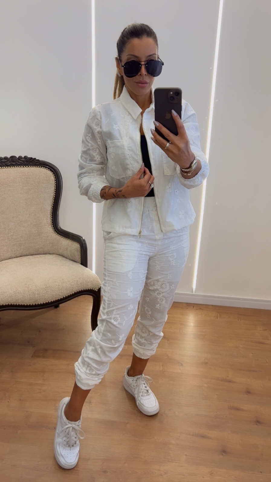 Conjunto Feminino de Jaqueta e Calça Jogger em Laise Bordada Aurora Off White Conjunto Feminino de Jaqueta e Calça Jogger em Laise Bordada Aurora Off White