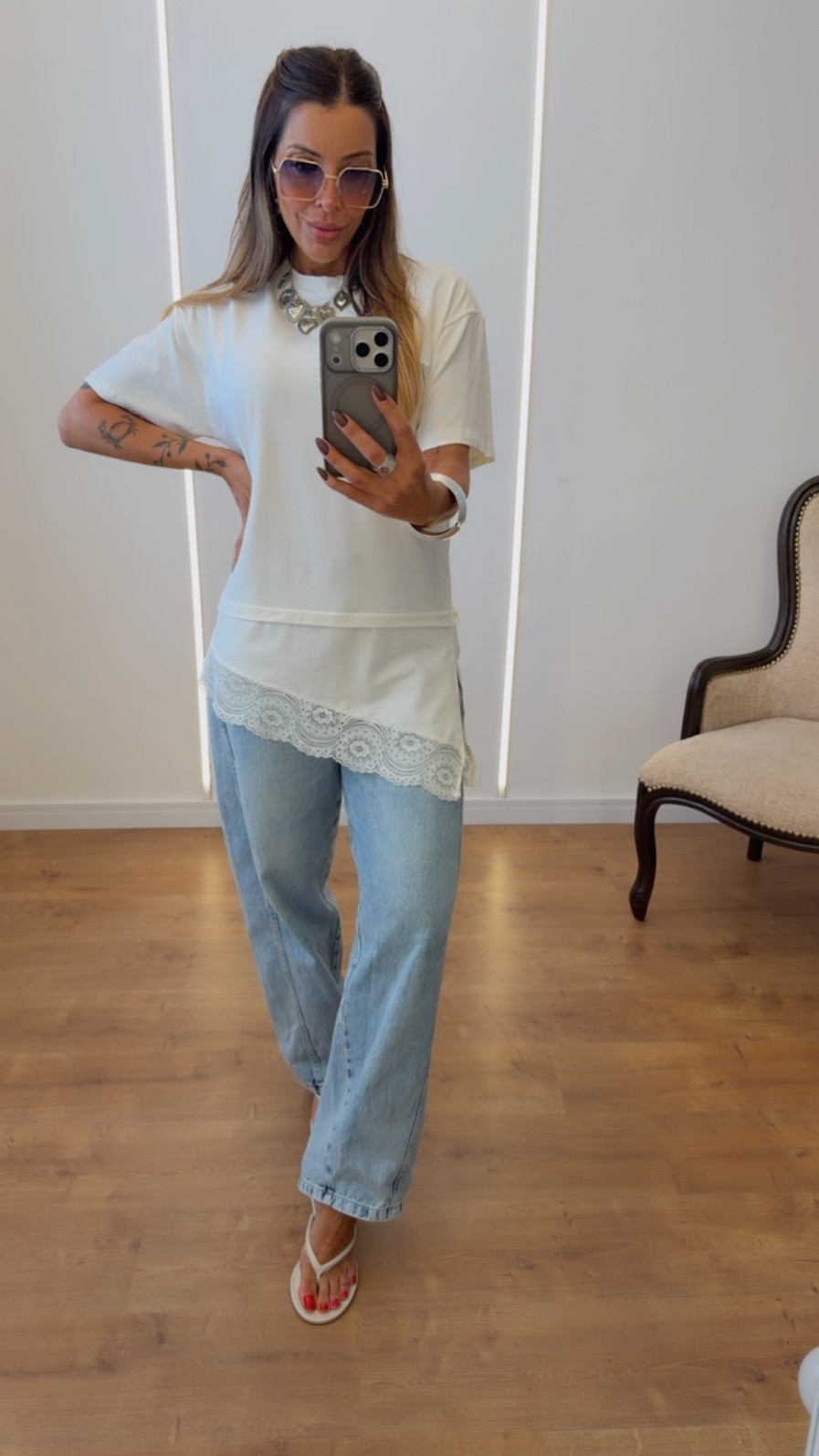 Blusa T-Shirt Feminina Assimétrica com Renda Oversized Off-White Eduarda.