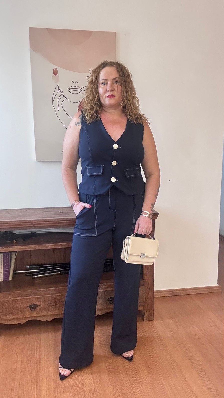 Conjunto Megan em Malha de Ponto Roma Marinho com Pesponto Branco Conjunto Megan em Malha de Ponto Roma Marinho com Pesponto Branco