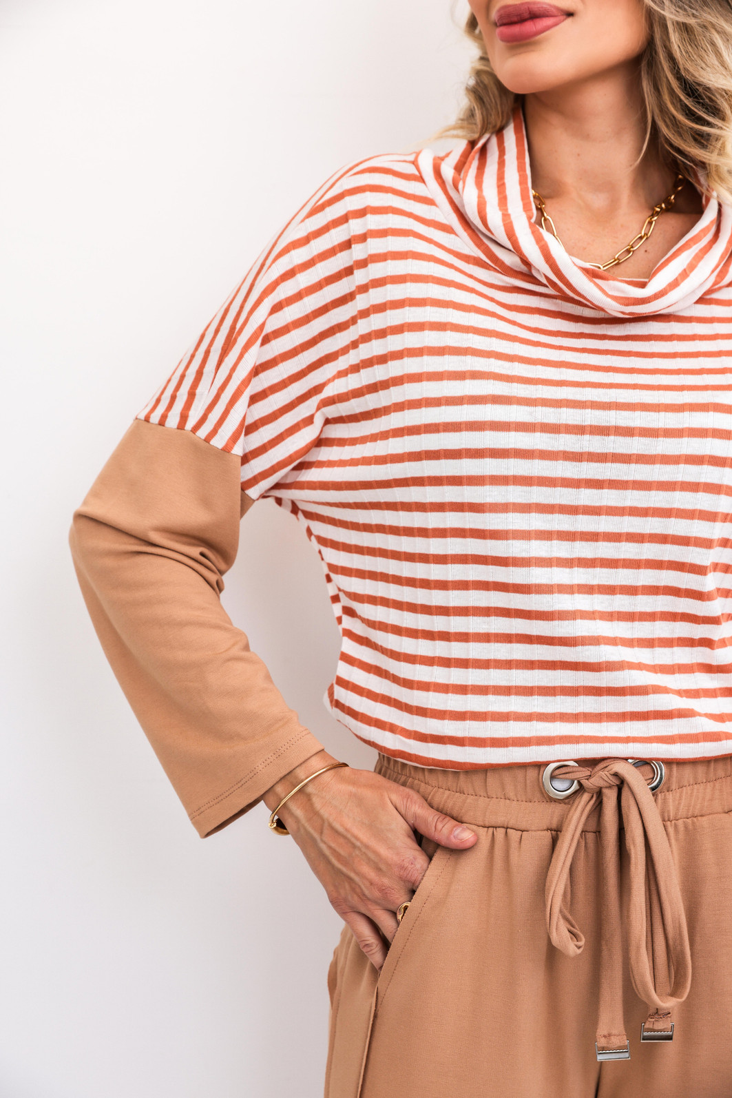 Conjunto com Blusa Listrada Ariel Edição Ltda Nude