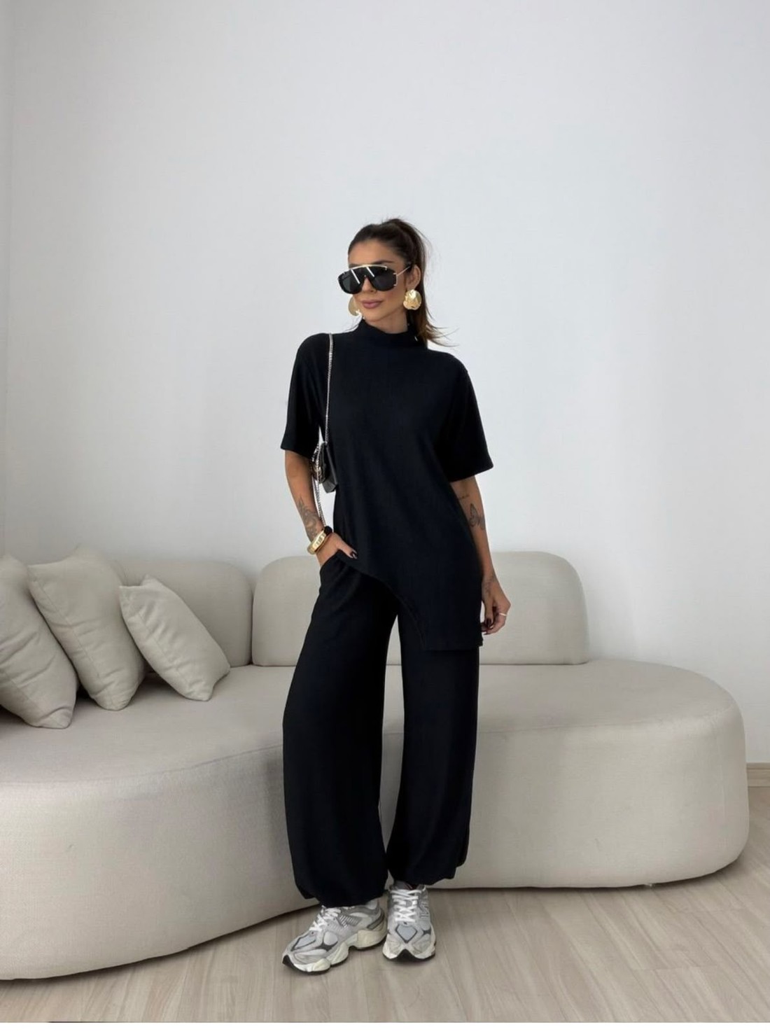 Conjunto Carolla em Viscolycra com Blusa Assimétrica e Calça Aladim Preto. Conjunto Carolla em Viscolycra com Blusa Assimétrica e Calça Aladim Preto.
