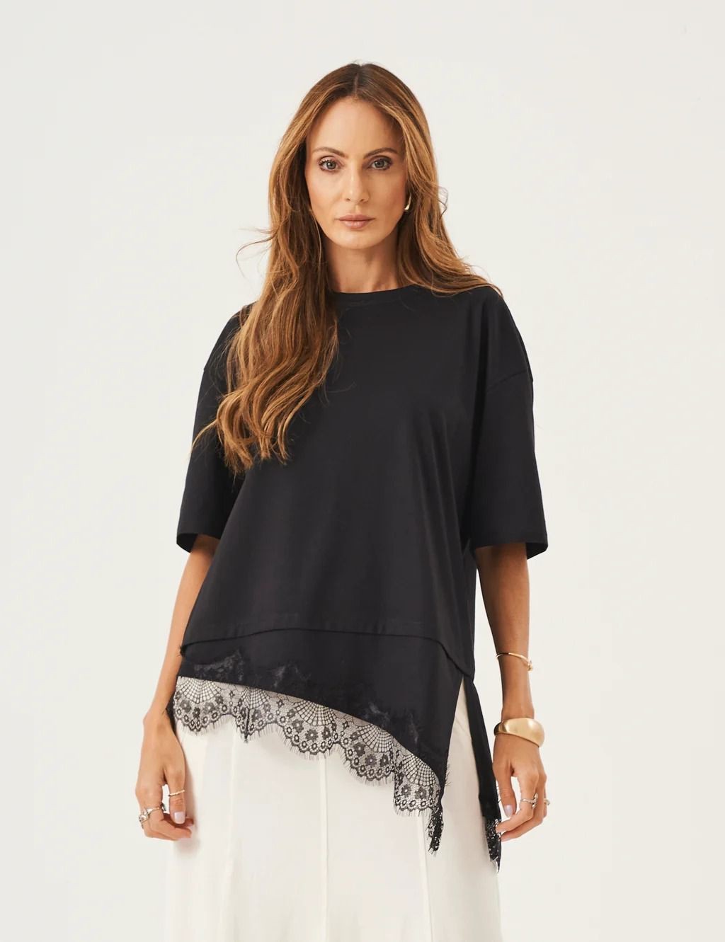 Blusa T-Shirt Feminina Assimétrica com Renda Oversized Preta Eduarda.