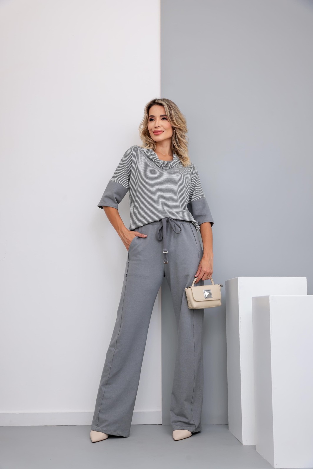 Conjunto em moletinho com listra e gola role Ariel cinza Edição ltda Conjunto em moletinho com listra e gola role Ariel cinza Edição ltda