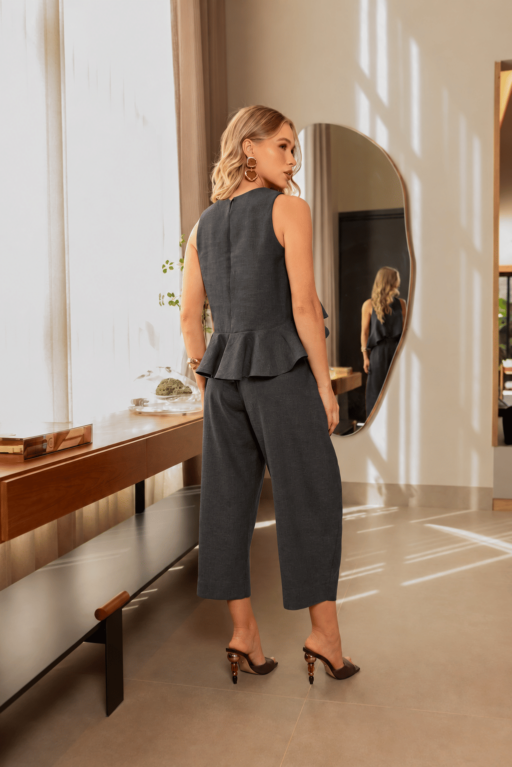Conjunto Vitória em Linho Misto – Regata Peplum e Calça Capri Chumbo Escuro. Conjunto Vitória em Linho Misto – Regata Peplum e Calça Capri Chumbo Escuro.