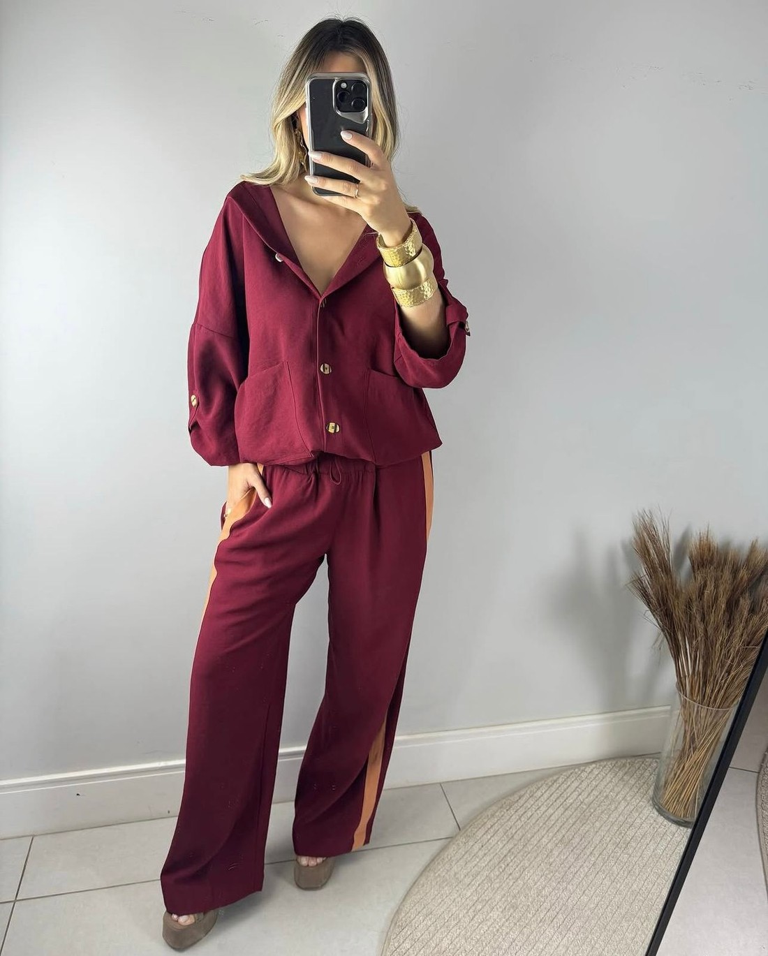 Conjunto Feminino Parka e Pantalona Listrado Vania Marsala Conjunto Feminino Parka e Pantalona Listrado Vania Marsala