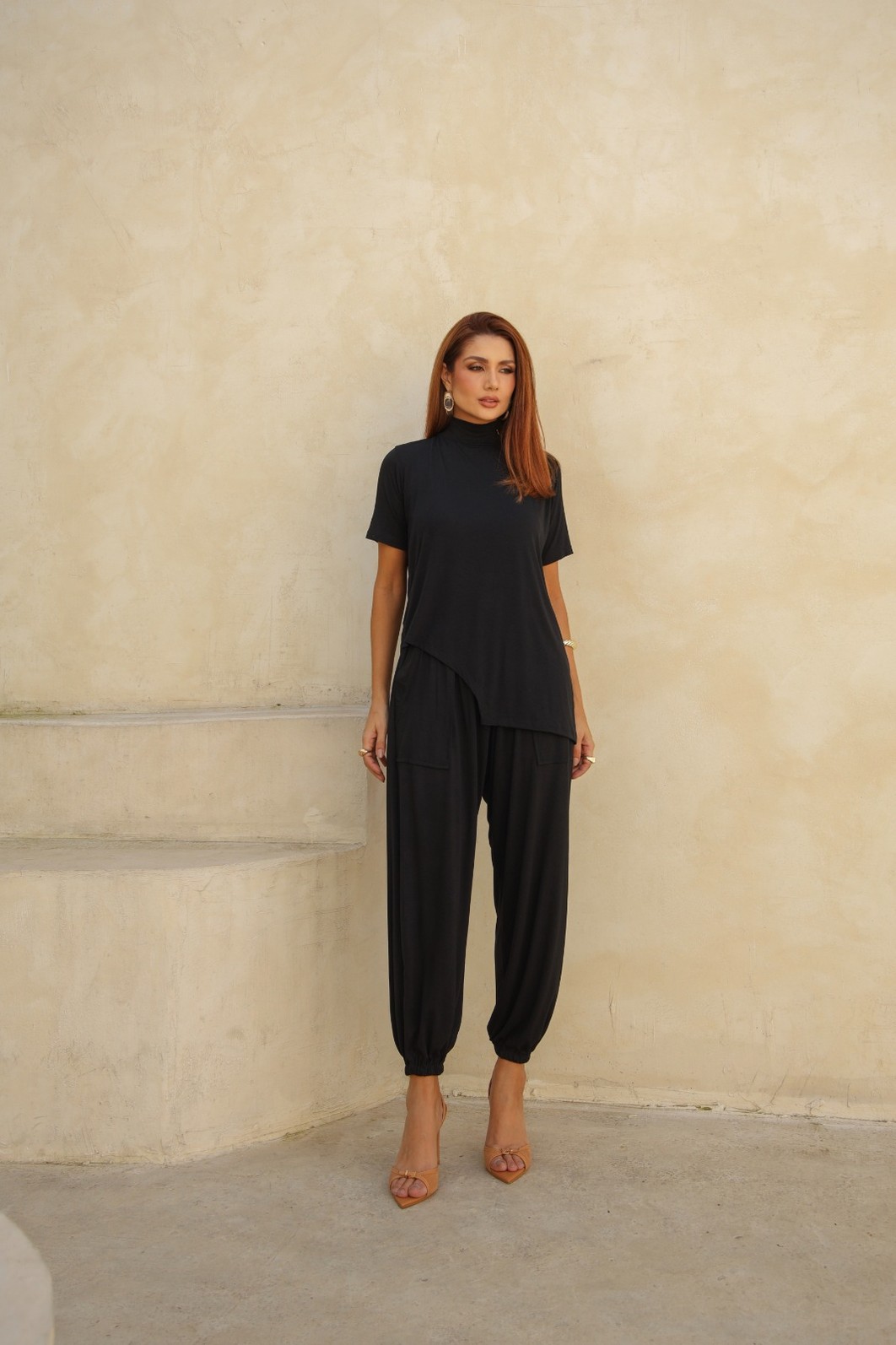 Conjunto Carolla em Viscolycra com Blusa Assimétrica e Calça Aladim Preto. Conjunto Carolla em Viscolycra com Blusa Assimétrica e Calça Aladim Preto.