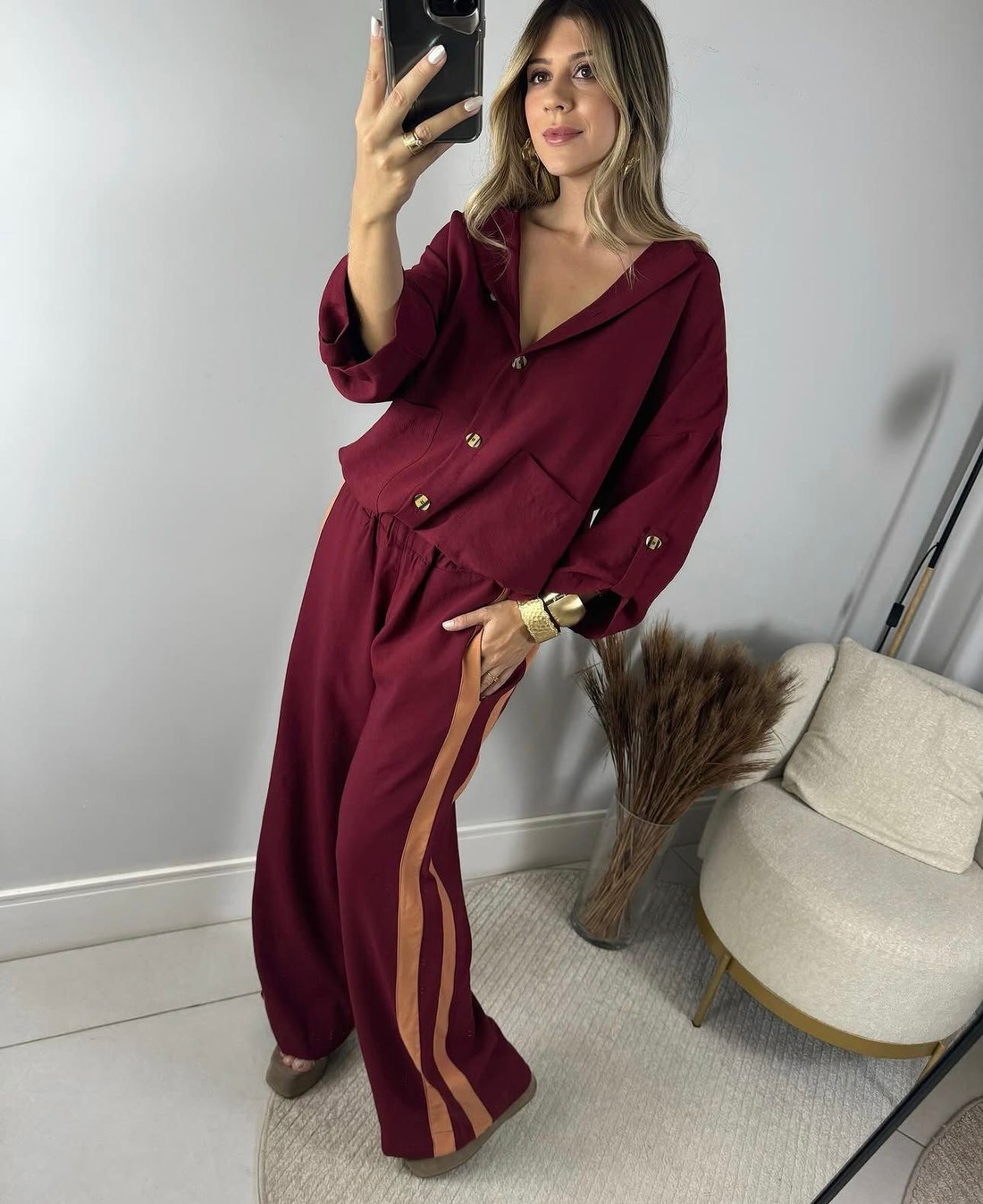 Conjunto Feminino Parka e Pantalona Listrado Vania Marsala Conjunto Feminino Parka e Pantalona Listrado Vania Marsala