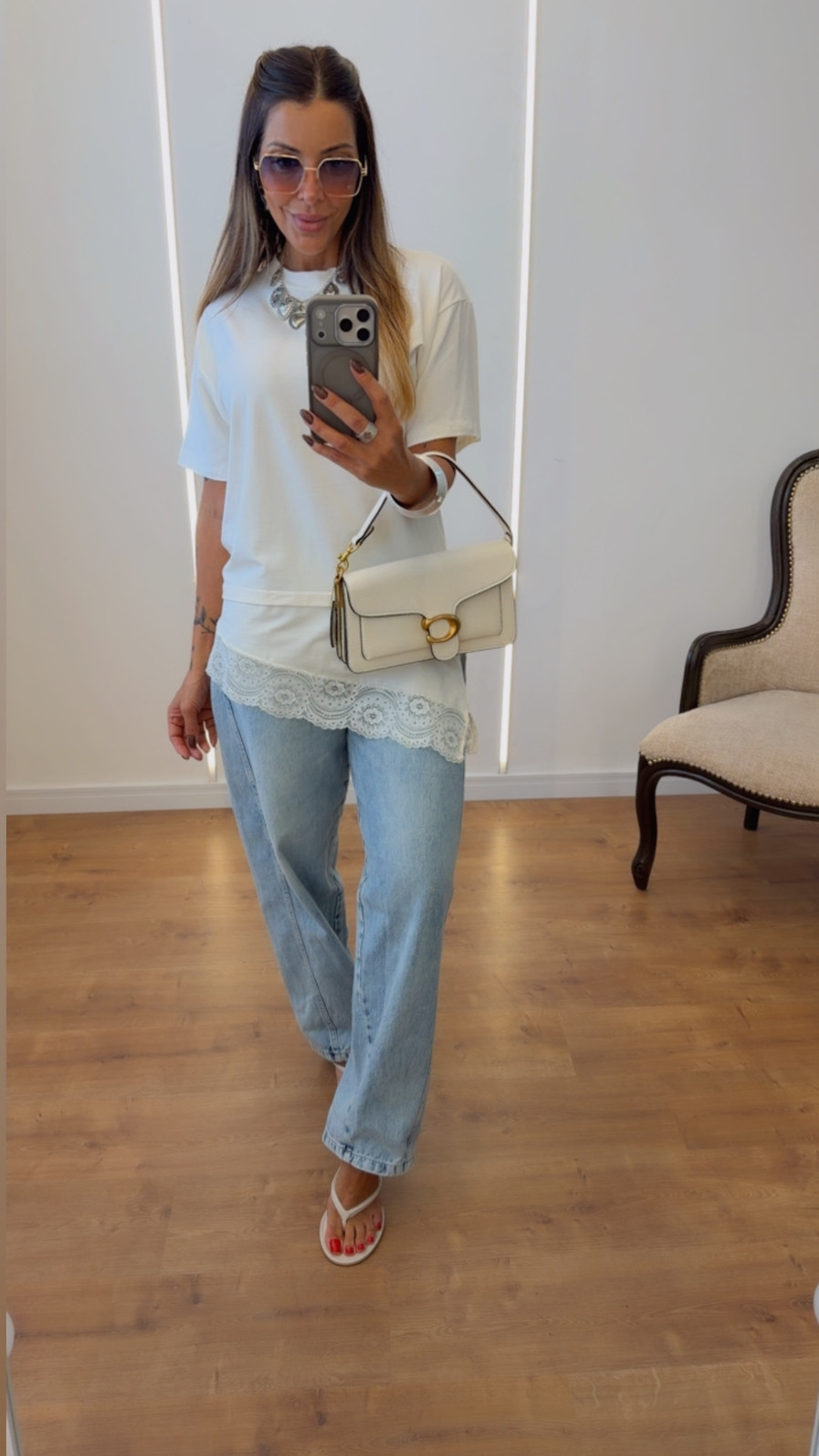 Blusa T-Shirt Feminina Assimétrica com Renda Oversized Off-White Eduarda.