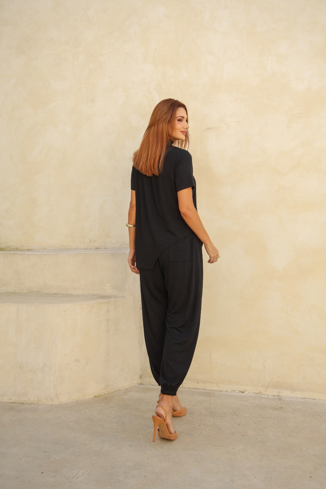 Conjunto Carolla em Viscolycra com Blusa Assimétrica e Calça Aladim Preto. Conjunto Carolla em Viscolycra com Blusa Assimétrica e Calça Aladim Preto.