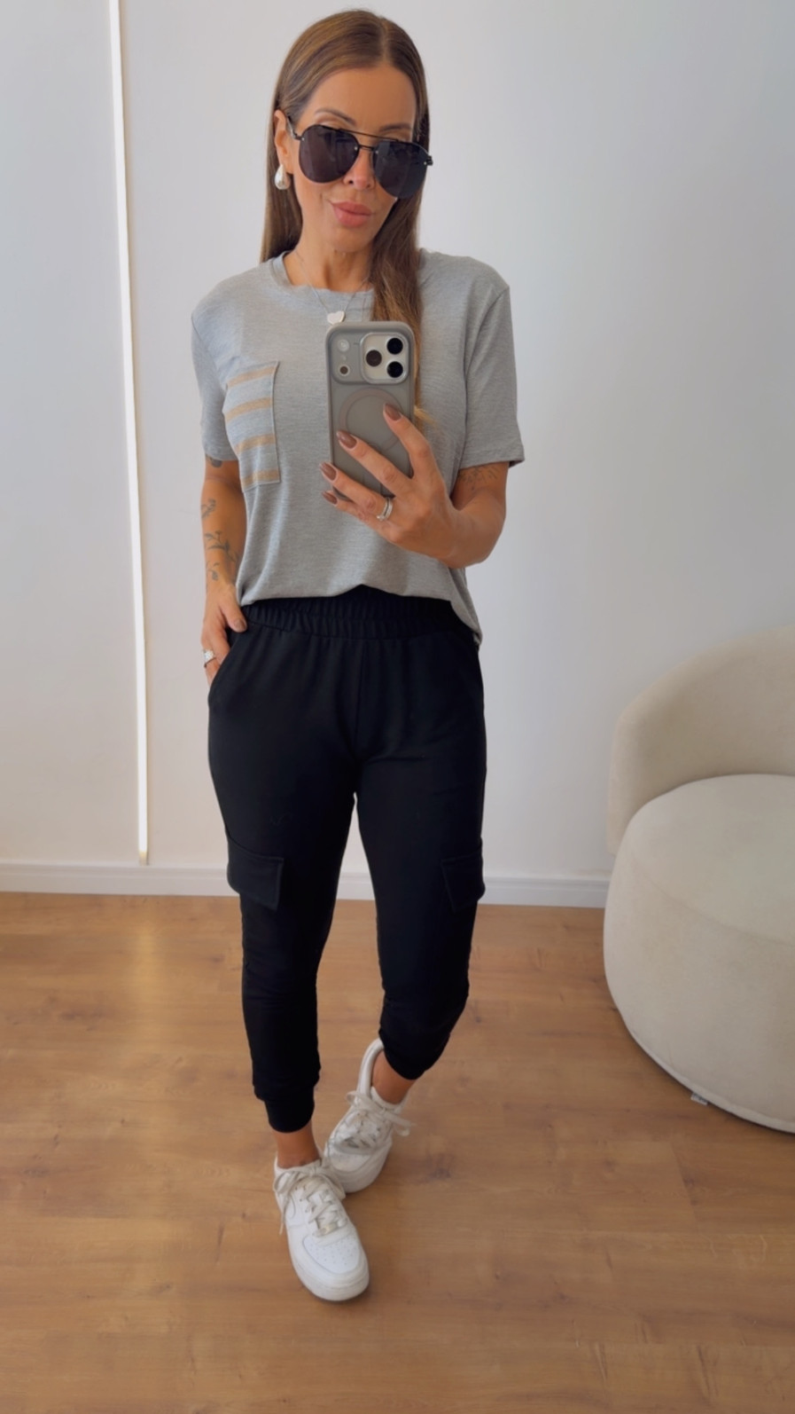 Conjunto Thayane – T-shirt em Viscolycra com Lurex e Calça Cargo em Ponto Roma Cinza com Preto. Conjunto Thayane – T-shirt em Viscolycra com Lurex e Calça Cargo em Ponto Roma Cinza com Preto.