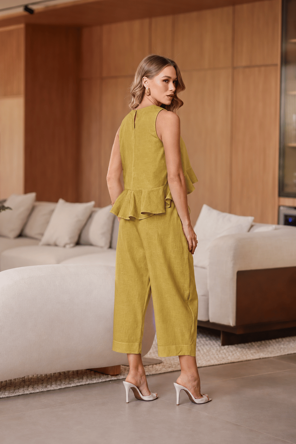 Conjunto Vitória em Linho Misto – Regata Peplum e Calça Capri Mostarda Clássico. Conjunto Vitória em Linho Misto – Regata Peplum e Calça Capri Mostarda Clássico.