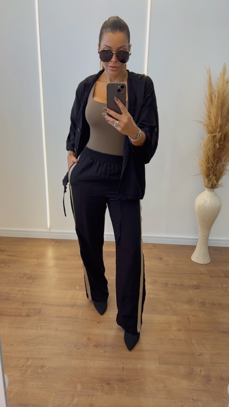 Conjunto Feminino Parka e Pantalona Listrado Vania Preto Conjunto Feminino Parka e Pantalona Listrado Vania Preto