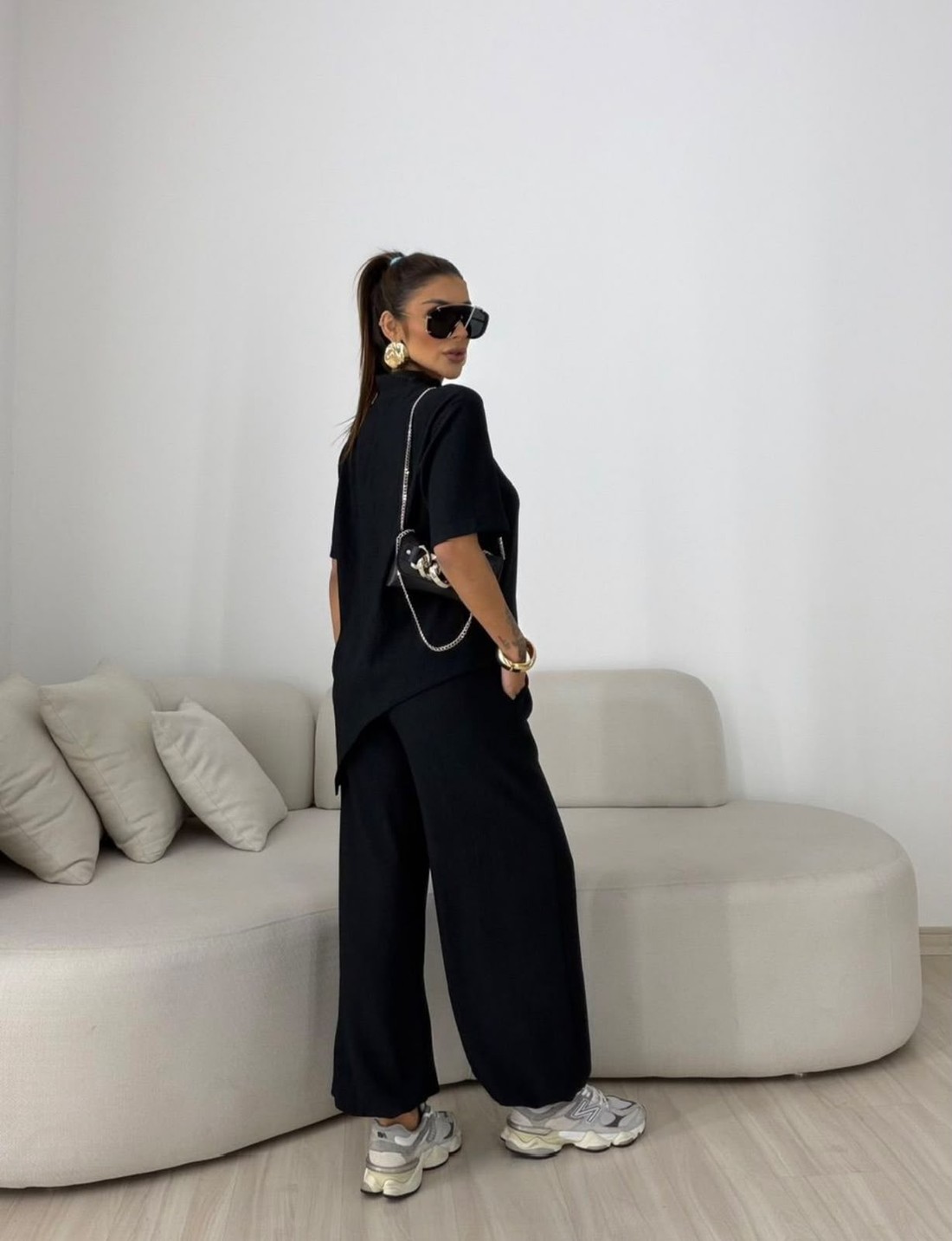 Conjunto Carolla em Viscolycra com Blusa Assimétrica e Calça Aladim Preto. Conjunto Carolla em Viscolycra com Blusa Assimétrica e Calça Aladim Preto.