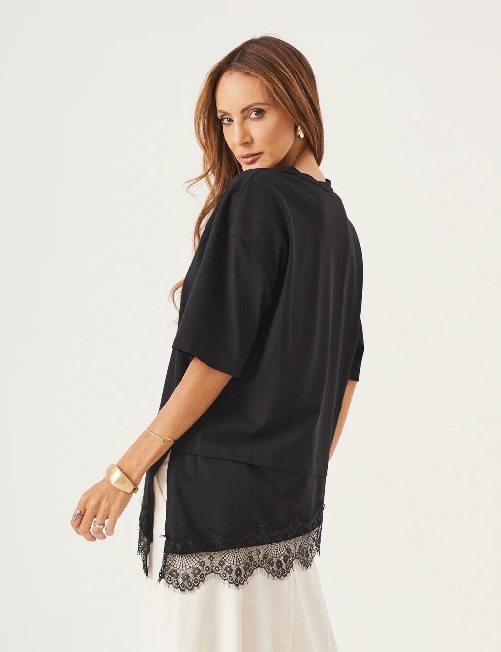 Blusa T-Shirt Feminina Assimétrica com Renda Oversized Preta Eduarda.