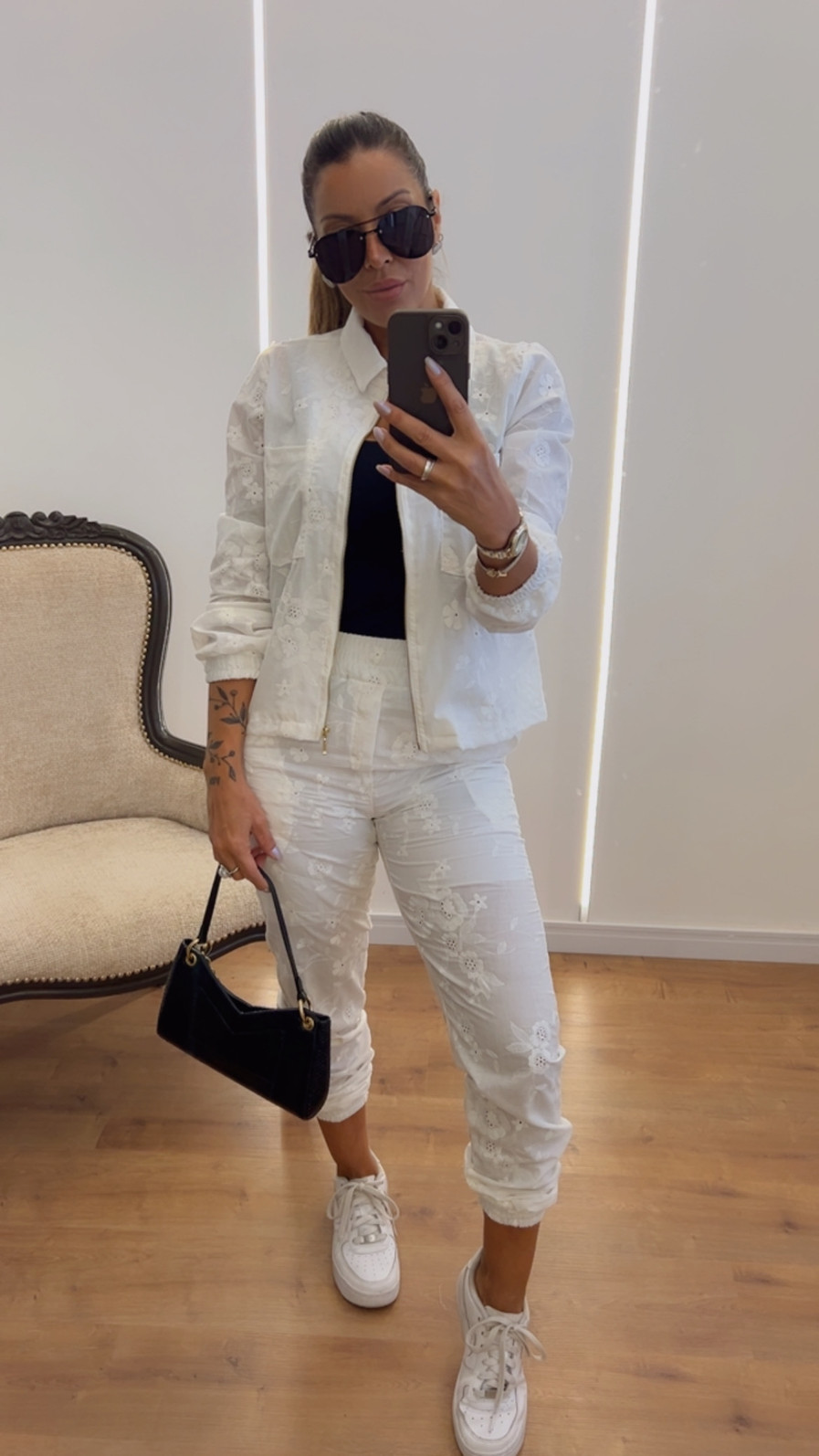 Conjunto Feminino de Jaqueta e Calça Jogger em Laise Bordada Aurora Off White Conjunto Feminino de Jaqueta e Calça Jogger em Laise Bordada Aurora Off White