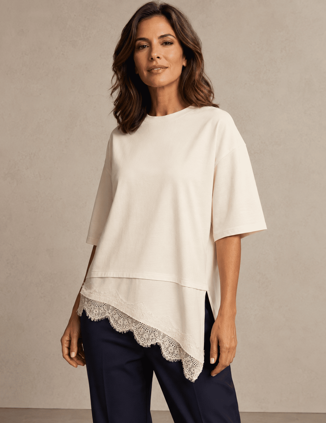 Blusa T-Shirt Feminina Assimétrica com Renda Oversized Off-White Eduarda. Blusa T-Shirt Feminina Assimétrica com Renda Oversized Off-White Eduarda.