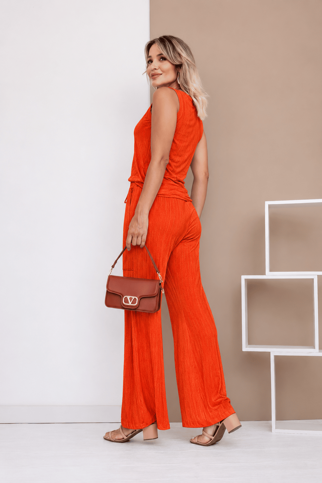 Conjunto Karina em Malha Vicenza MVS – Regata Decote V Duplo + Pantalona Forrada laranja.