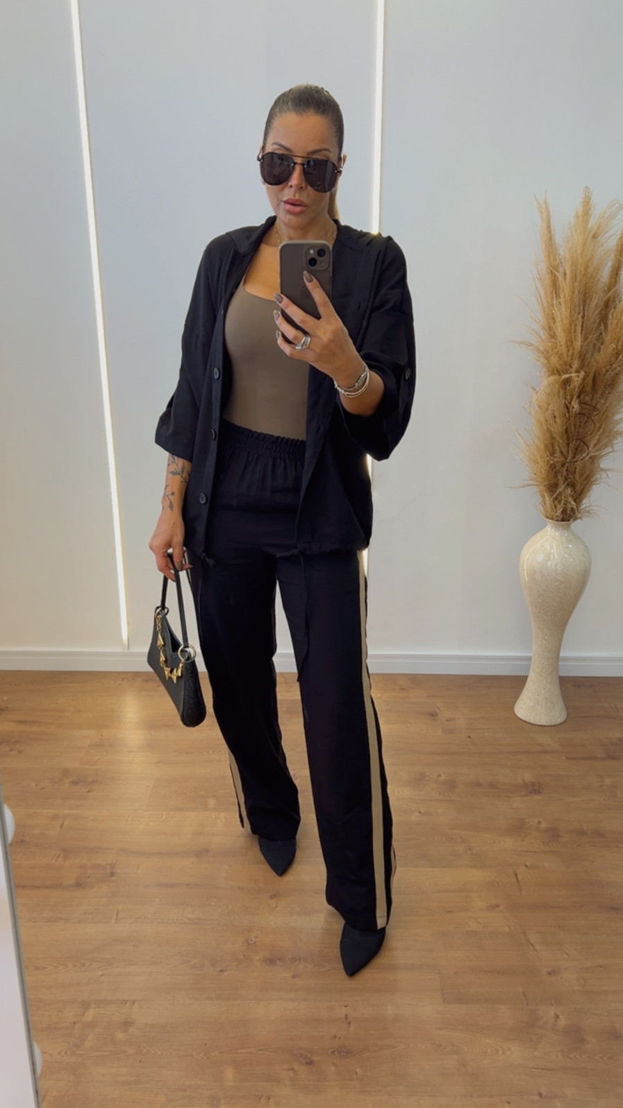 Conjunto Feminino Parka e Pantalona Listrado Vania Preto Conjunto Feminino Parka e Pantalona Listrado Vania Preto