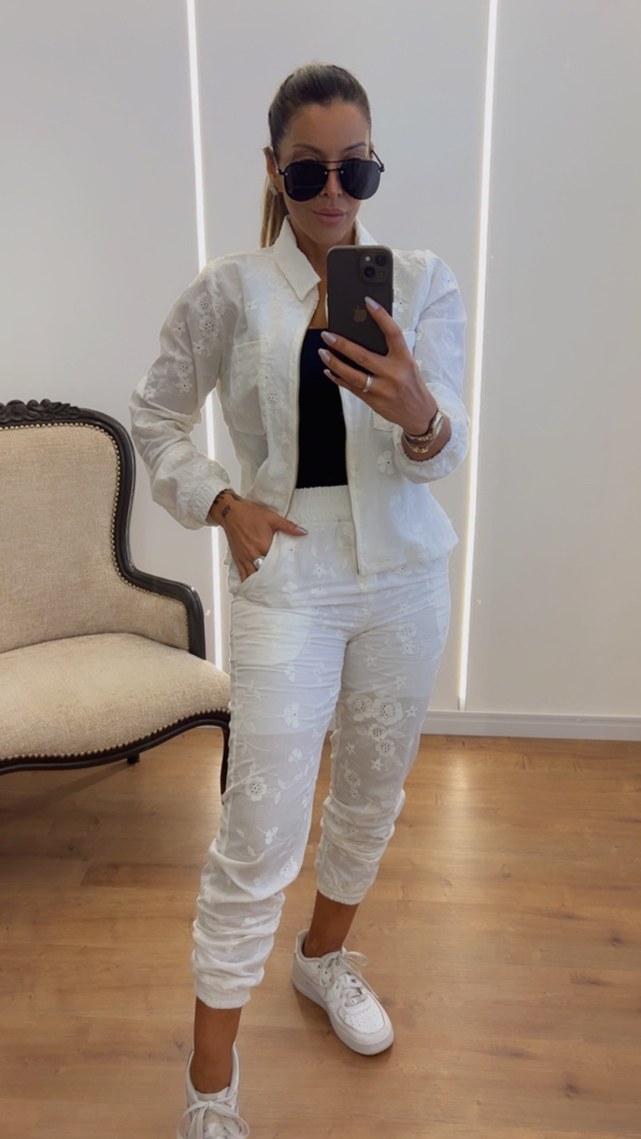 Conjunto Feminino de Jaqueta e Calça Jogger em Laise Bordada Aurora Off White Conjunto Feminino de Jaqueta e Calça Jogger em Laise Bordada Aurora Off White