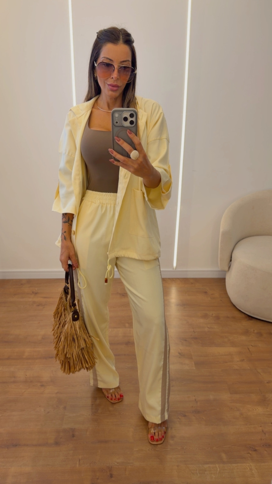 Conjunto Feminino Parka e Pantalona Listrado Vania Amarelo Manteiga Conjunto Feminino Parka e Pantalona Listrado Vania Amarelo Manteiga