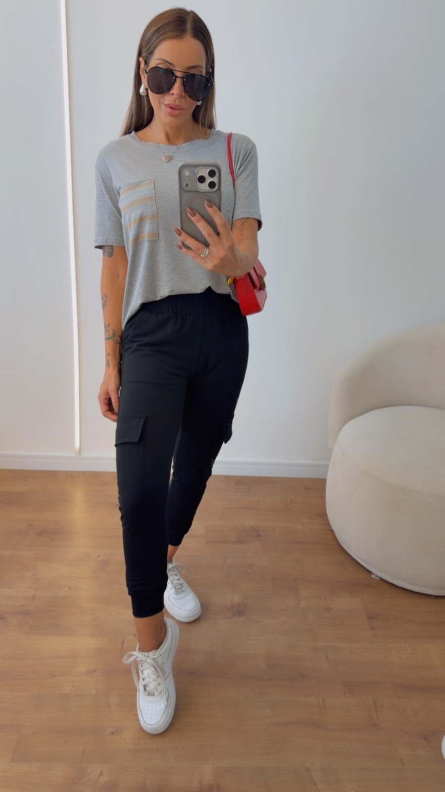 Conjunto Thayane – T-shirt em Viscolycra com Lurex e Calça Cargo em Ponto Roma Cinza com Preto. Conjunto Thayane – T-shirt em Viscolycra com Lurex e Calça Cargo em Ponto Roma Cinza com Preto.
