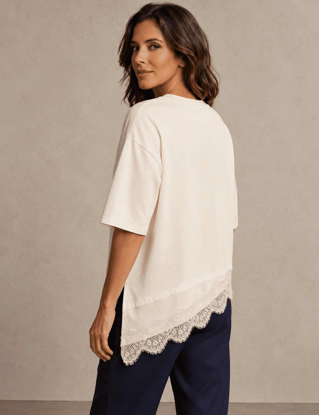 Blusa T-Shirt Feminina Assimétrica com Renda Oversized Off-White Eduarda. Blusa T-Shirt Feminina Assimétrica com Renda Oversized Off-White Eduarda.