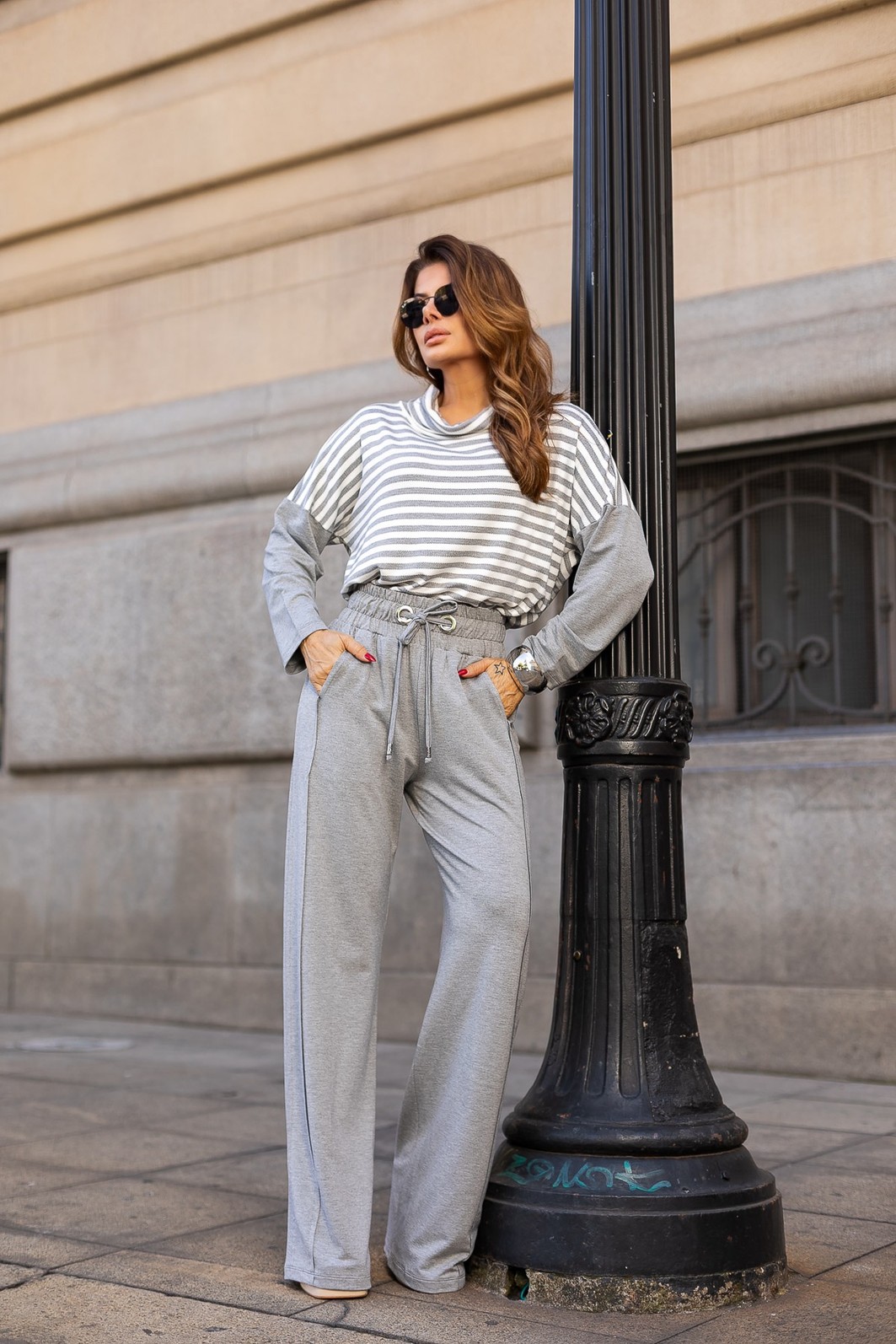 Conjunto em moletinho com listra e gola role Ariel cinza Edição ltda