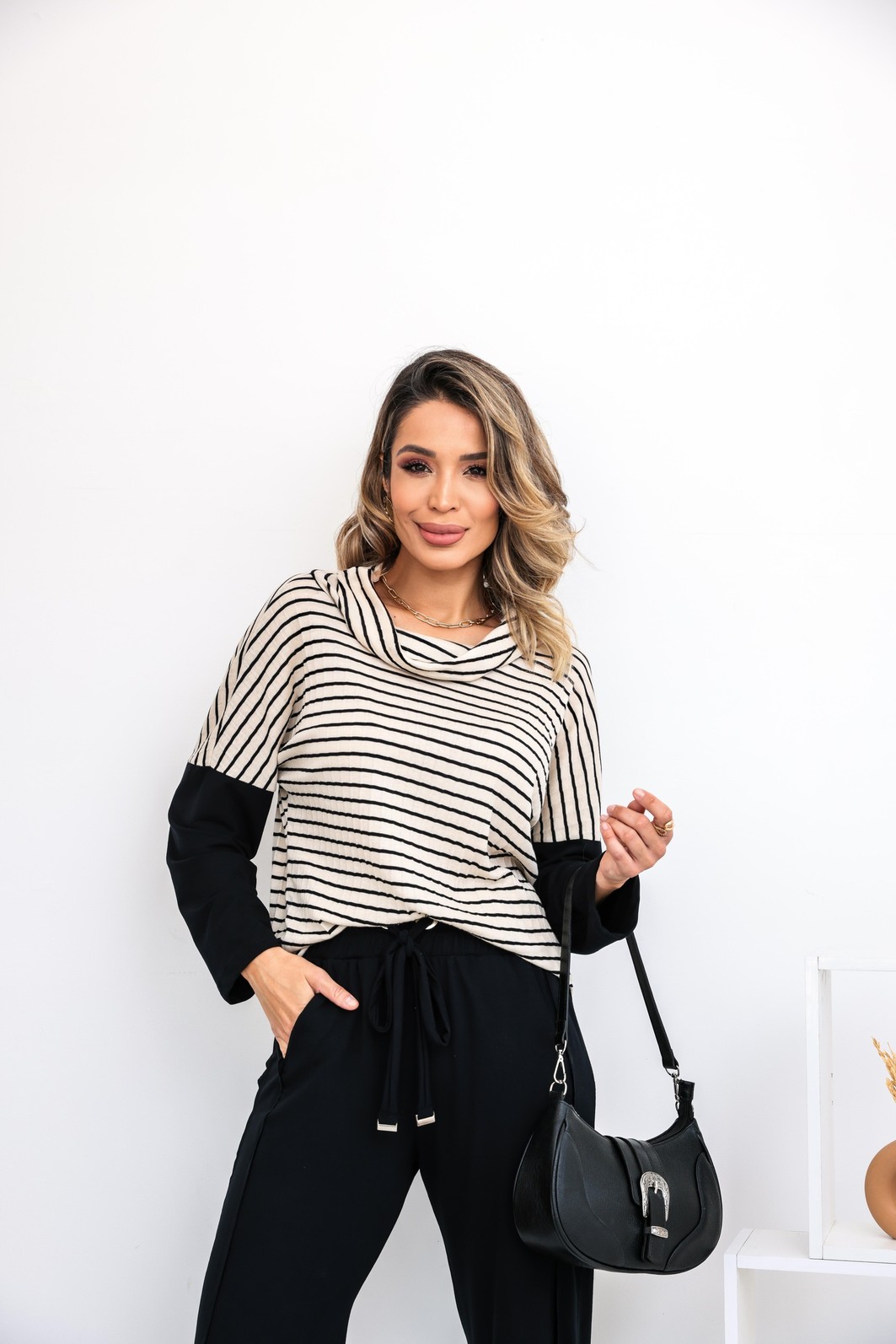 Conjunto com Blusa Listrada Ariel Edição Ltda Preto