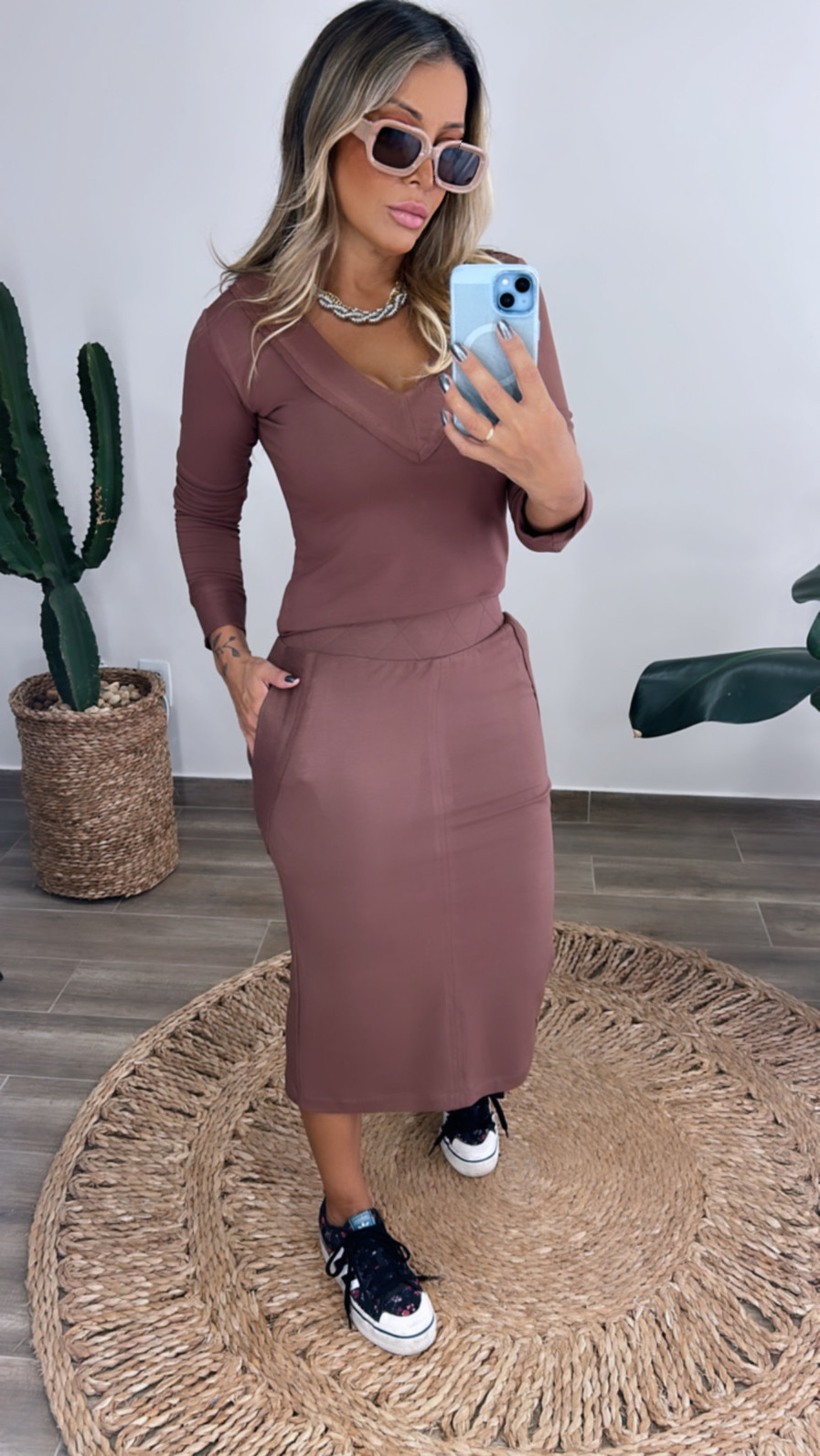 Conjunto de saia midi com detalhes avesso moletinho Cora marrom claro
