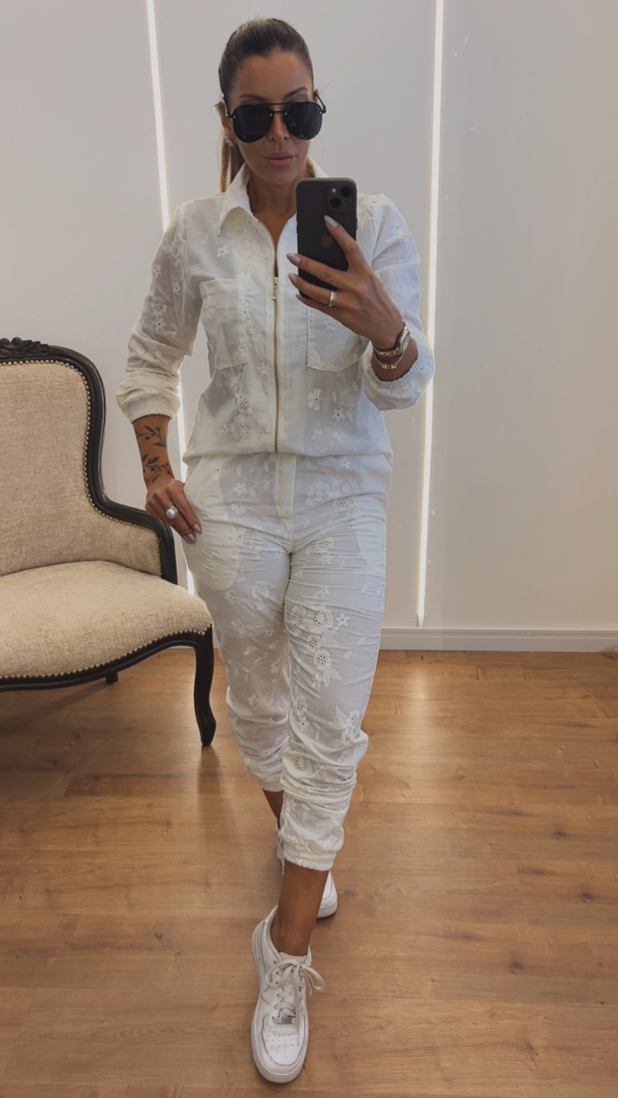 Conjunto Feminino de Jaqueta e Calça Jogger em Laise Bordada Aurora Off White Conjunto Feminino de Jaqueta e Calça Jogger em Laise Bordada Aurora Off White