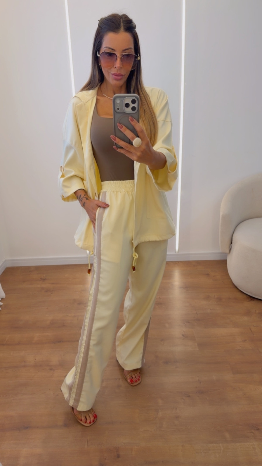 Conjunto Feminino Parka e Pantalona Listrado Vania Amarelo Manteiga Conjunto Feminino Parka e Pantalona Listrado Vania Amarelo Manteiga