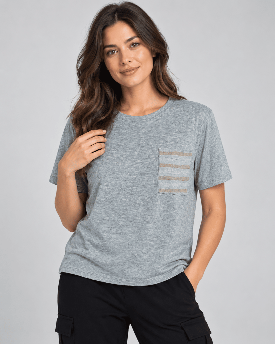 Conjunto Thayane – T-shirt em Viscolycra com Lurex e Calça Cargo em Ponto Roma Cinza com Preto. Conjunto Thayane – T-shirt em Viscolycra com Lurex e Calça Cargo em Ponto Roma Cinza com Preto.