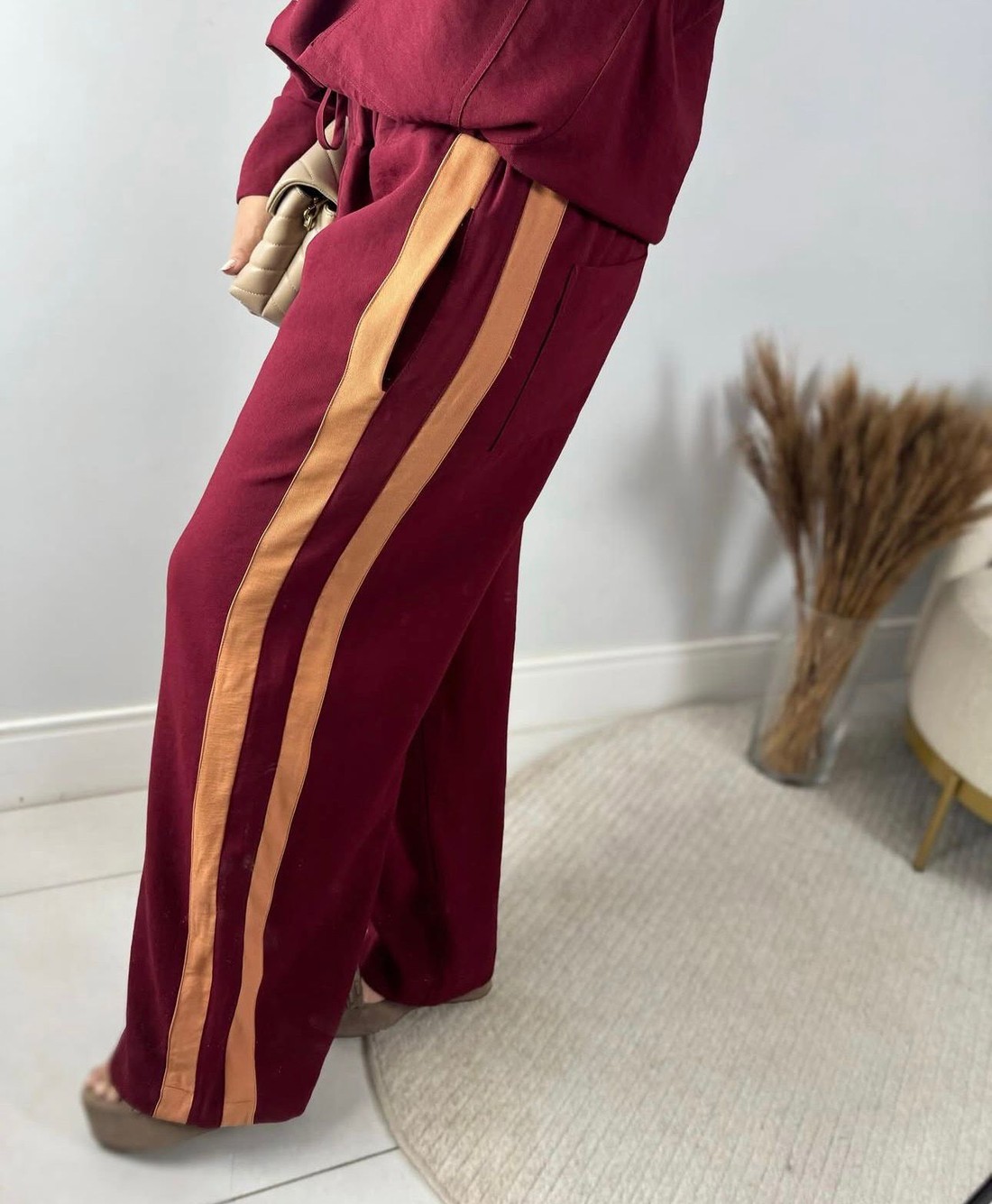 Conjunto Feminino Parka e Pantalona Listrado Vania Marsala Conjunto Feminino Parka e Pantalona Listrado Vania Marsala