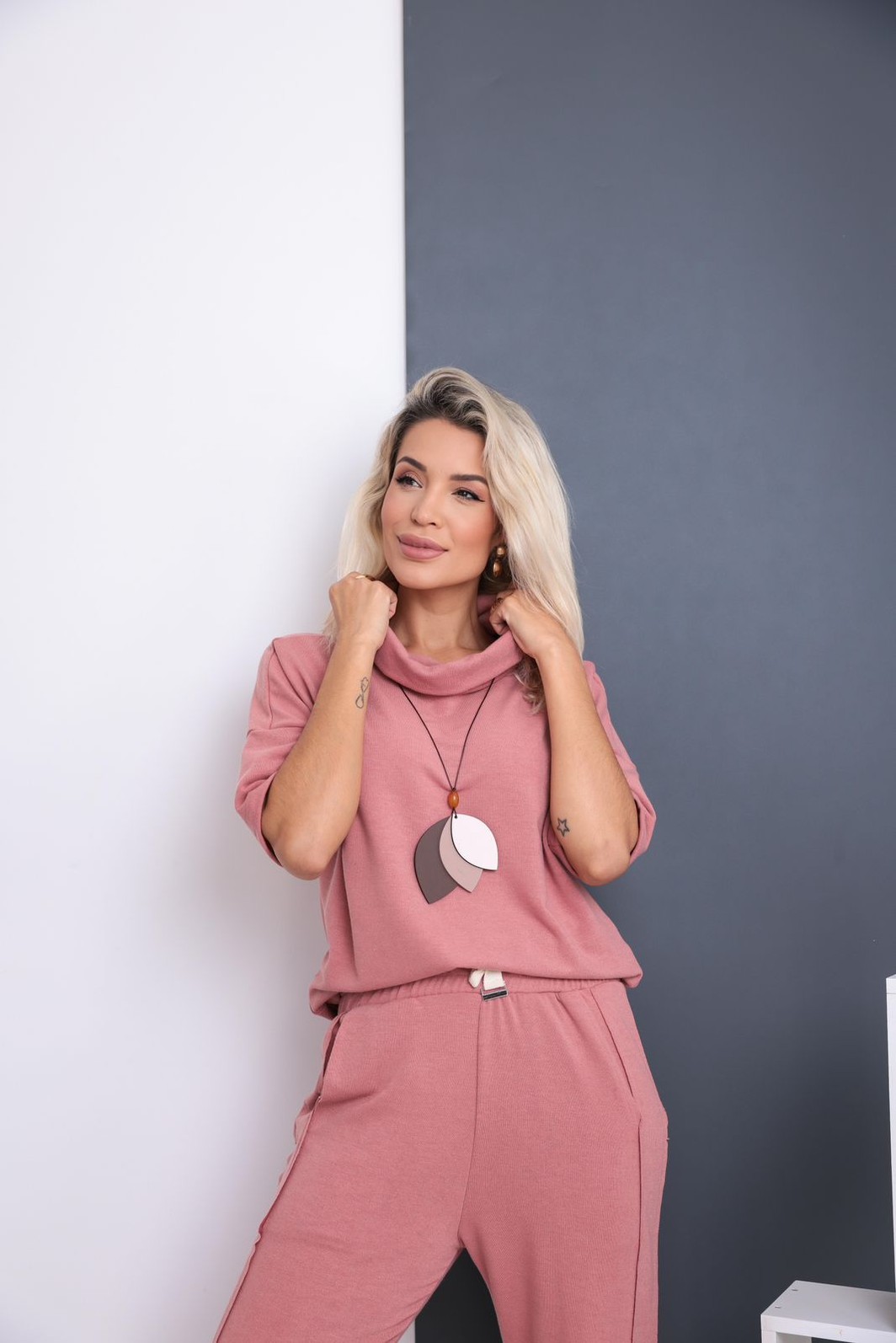 Conjunto Ariel Gola Role e Cadarço Rosa Antigo Conjunto Ariel Gola Role e Cadarço Rosa Antigo