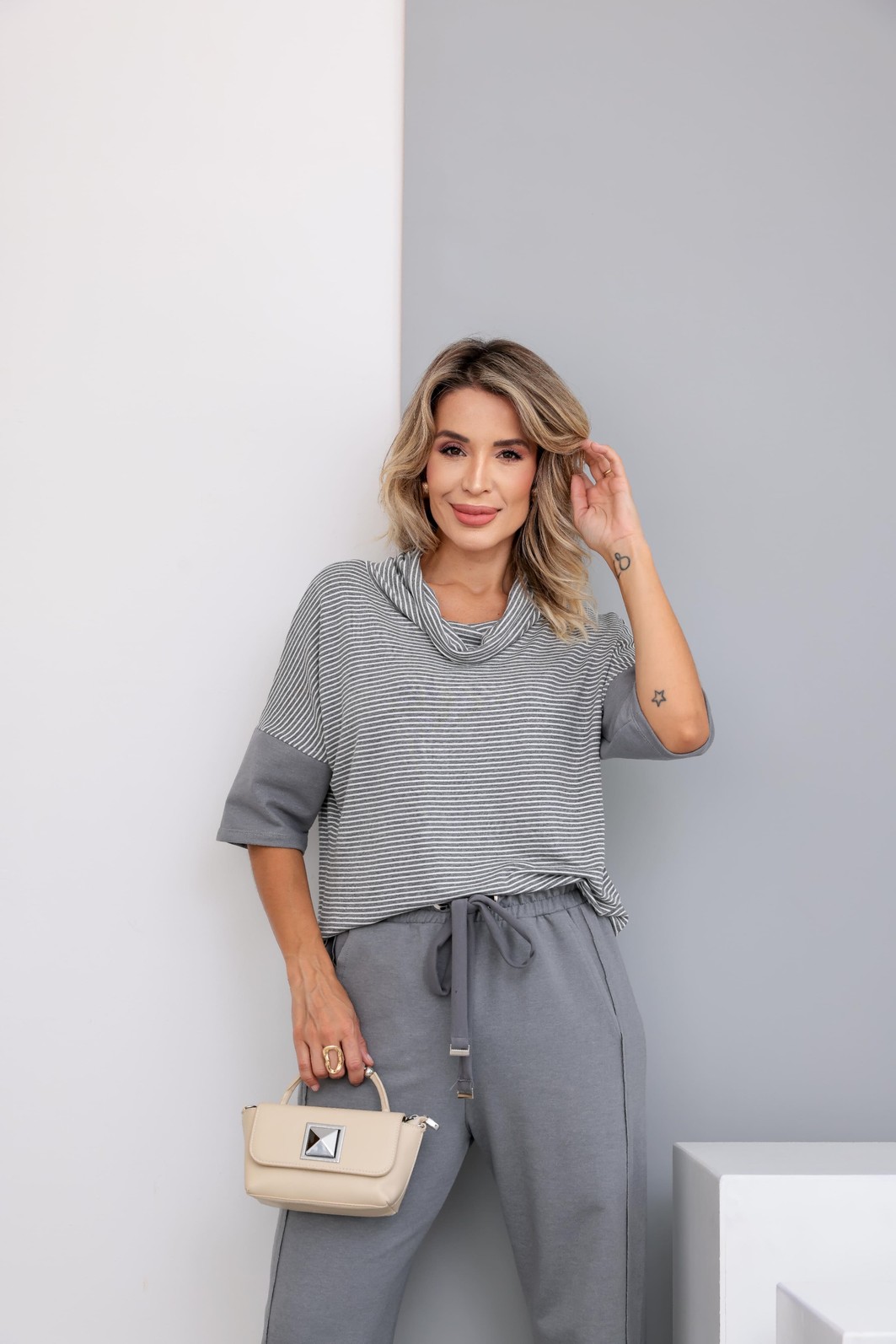 Conjunto em moletinho com listra e gola role Ariel cinza Edição ltda Conjunto em moletinho com listra e gola role Ariel cinza Edição ltda