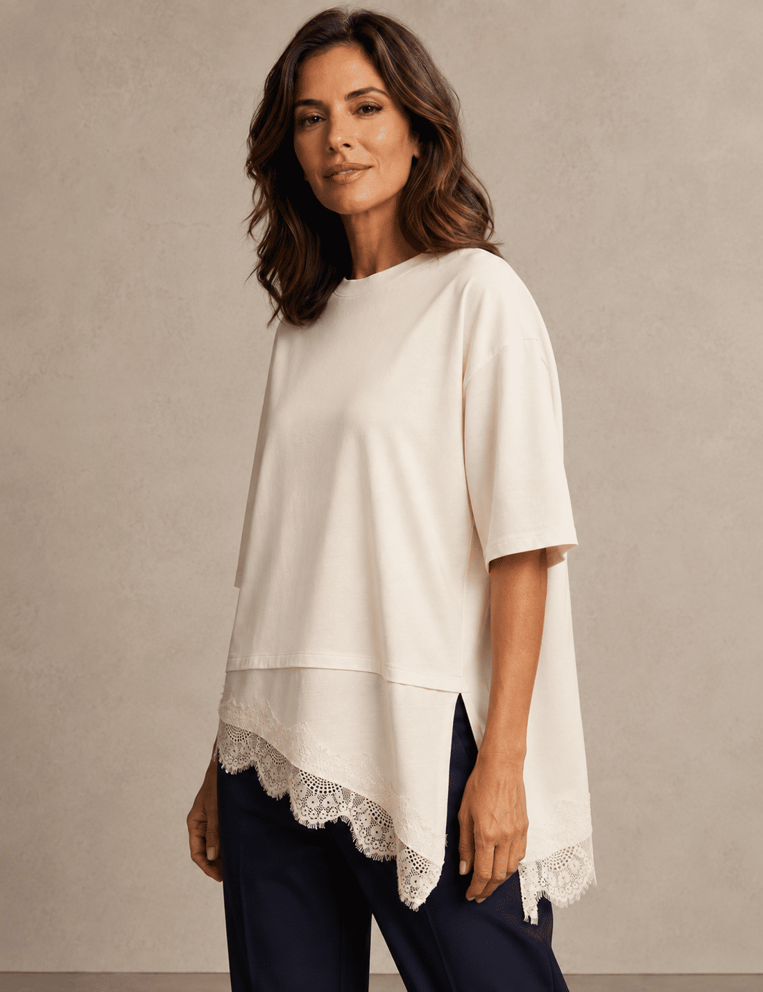 Blusa T-Shirt Feminina Assimétrica com Renda Oversized Off-White Eduarda. Blusa T-Shirt Feminina Assimétrica com Renda Oversized Off-White Eduarda.