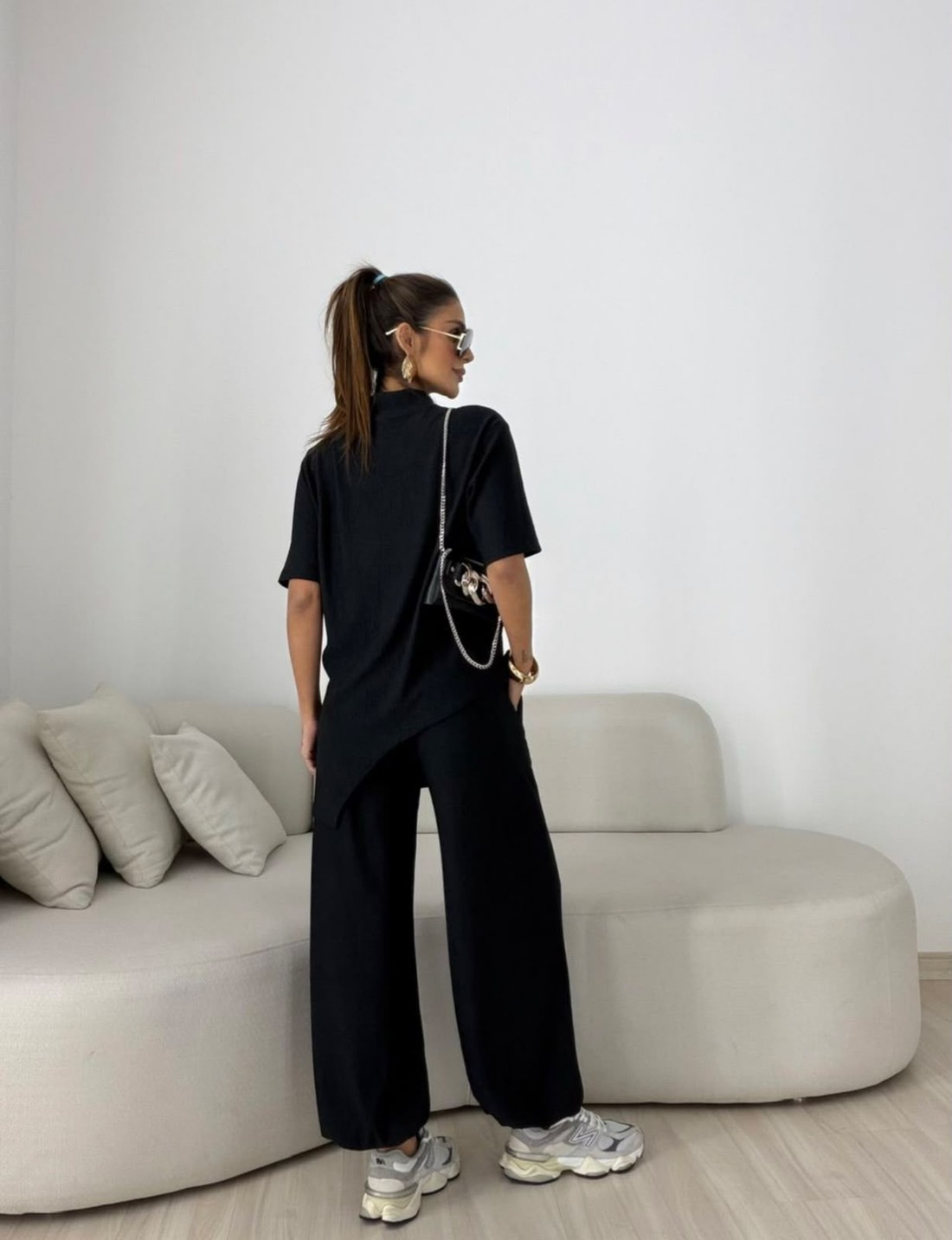 Conjunto Carolla em Viscolycra com Blusa Assimétrica e Calça Aladim Preto. Conjunto Carolla em Viscolycra com Blusa Assimétrica e Calça Aladim Preto.