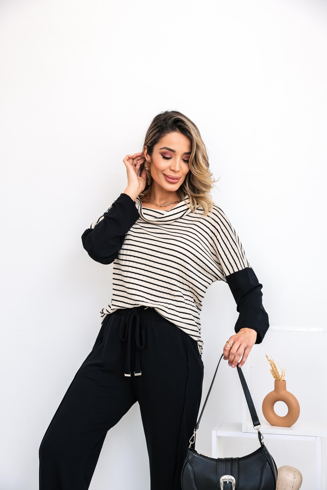Conjunto com Blusa Listrada Ariel Edição Ltda Preto