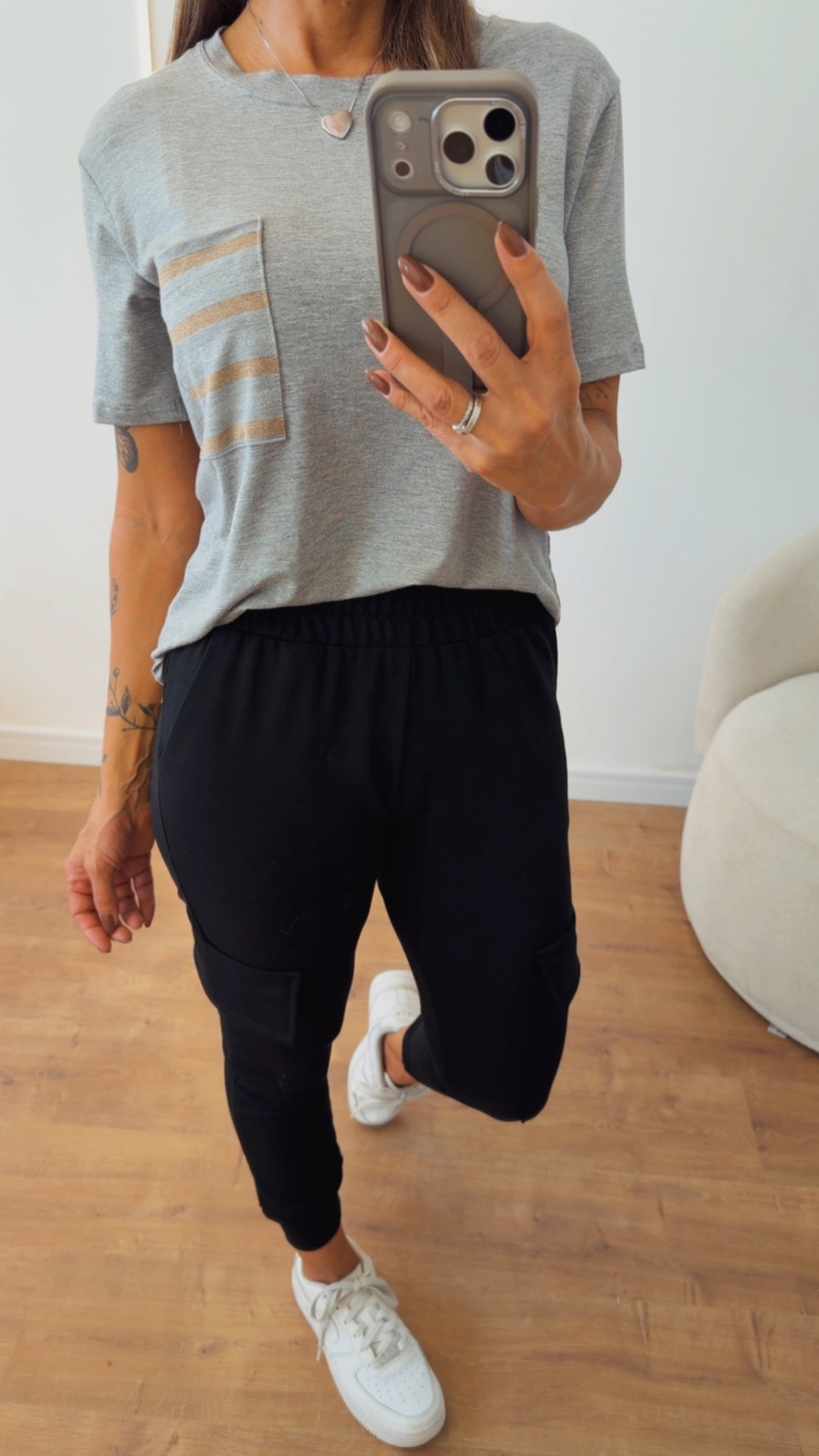 Conjunto Thayane – T-shirt em Viscolycra com Lurex e Calça Cargo em Ponto Roma Cinza com Preto. Conjunto Thayane – T-shirt em Viscolycra com Lurex e Calça Cargo em Ponto Roma Cinza com Preto.