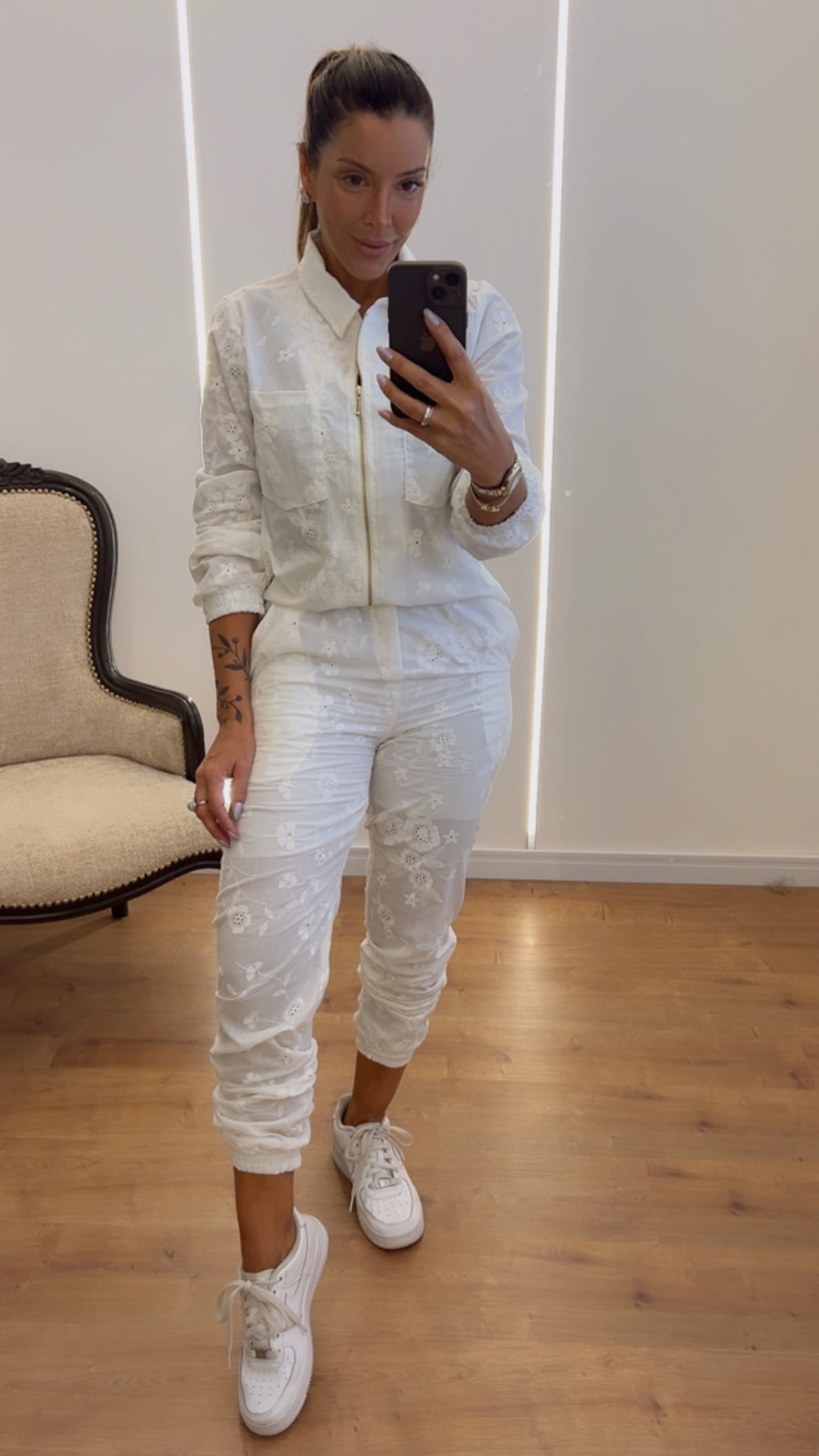Conjunto Feminino de Jaqueta e Calça Jogger em Laise Bordada Aurora Off White Conjunto Feminino de Jaqueta e Calça Jogger em Laise Bordada Aurora Off White