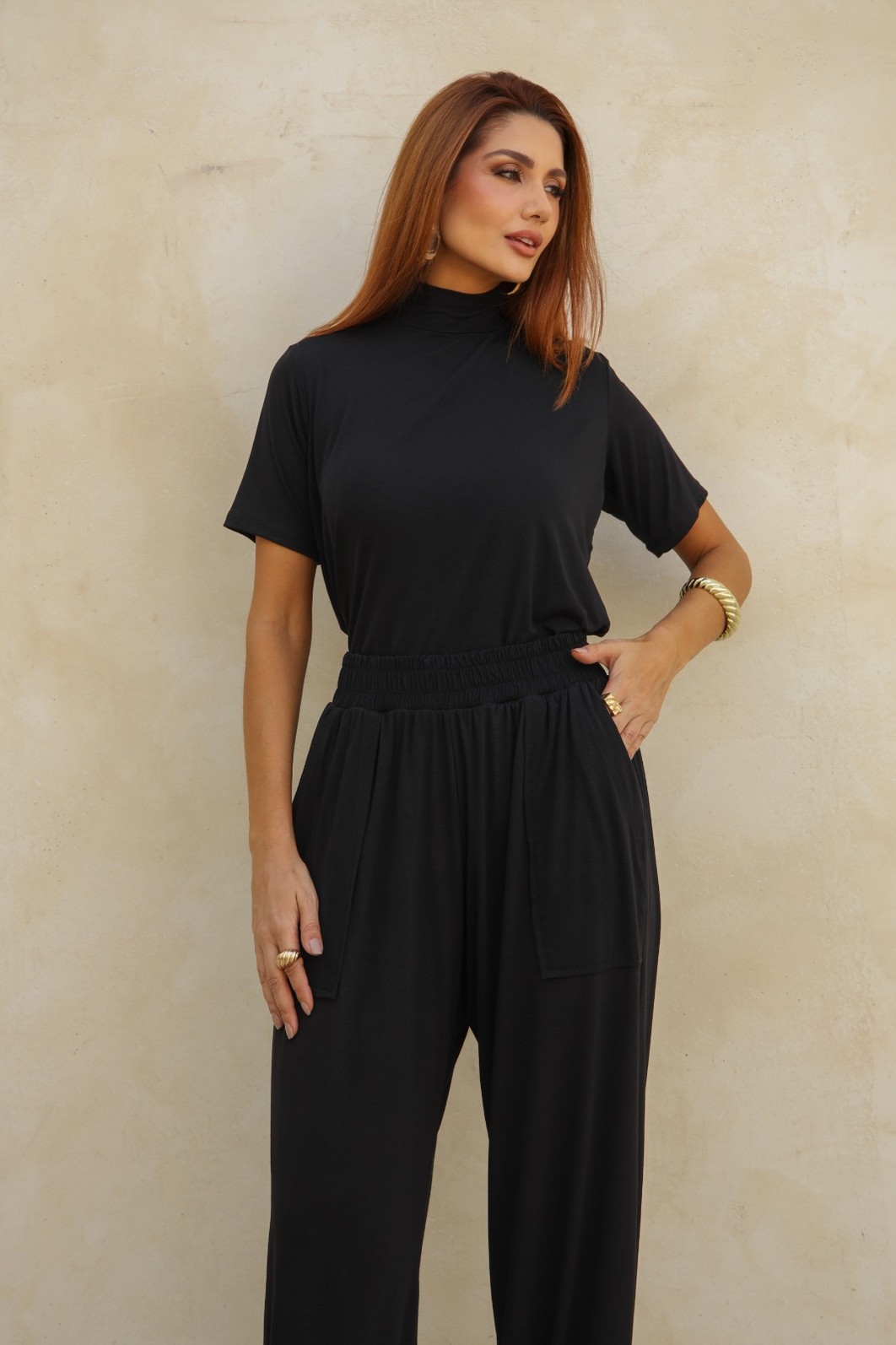 Conjunto Carolla em Viscolycra com Blusa Assimétrica e Calça Aladim Preto. Conjunto Carolla em Viscolycra com Blusa Assimétrica e Calça Aladim Preto.