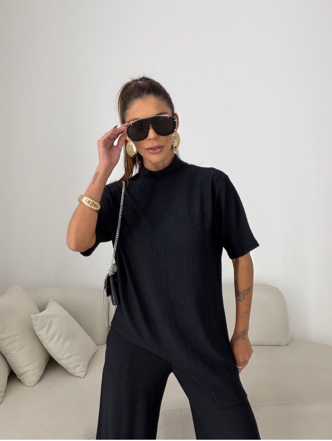 Conjunto Carolla em Viscolycra com Blusa Assimétrica e Calça Aladim Preto. Conjunto Carolla em Viscolycra com Blusa Assimétrica e Calça Aladim Preto.