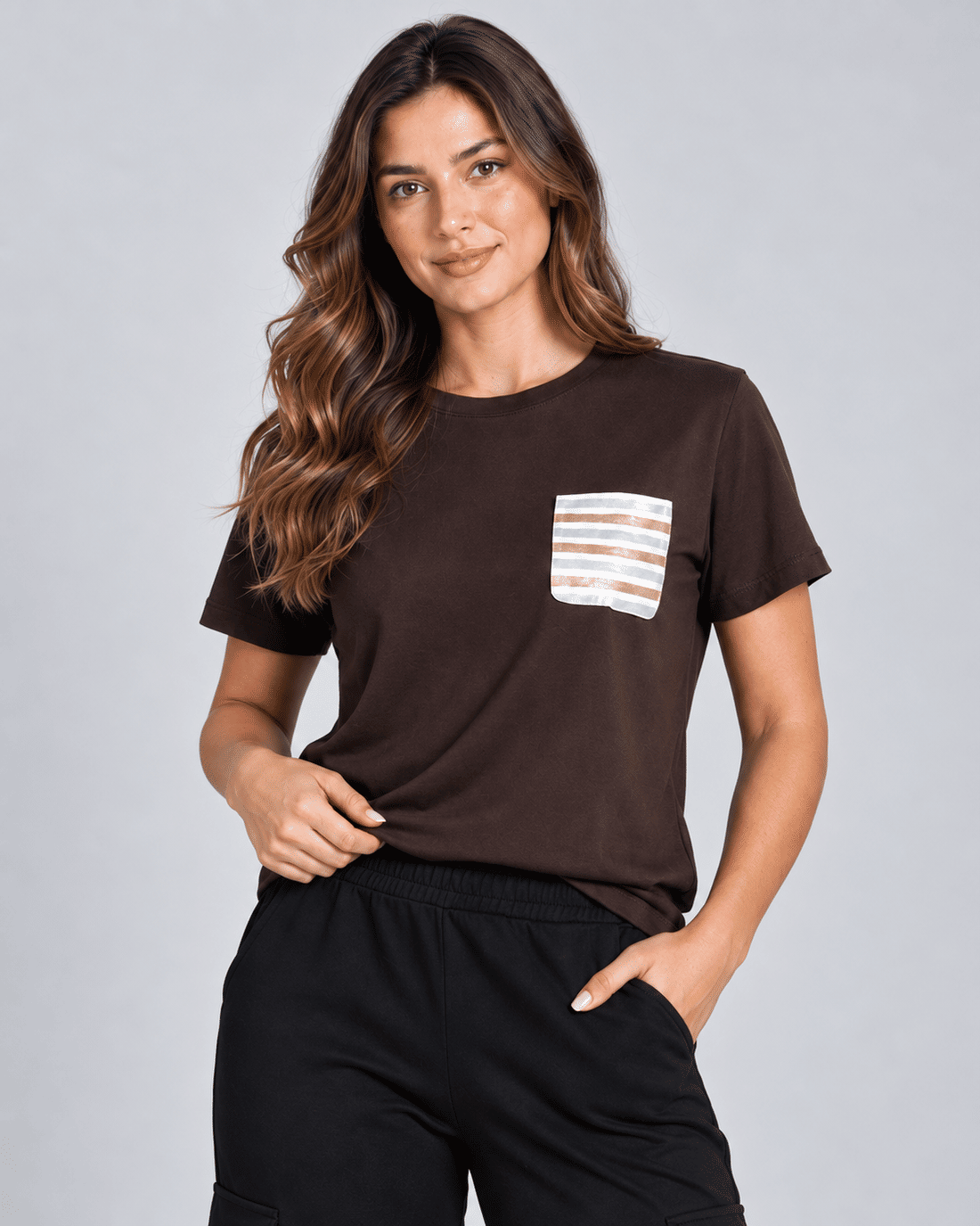 Conjunto Thayane – T-shirt em Viscolycra com Lurex e Calça Cargo em Ponto Roma Marrom/ Preto. - Cor Cinza mescla - Tam