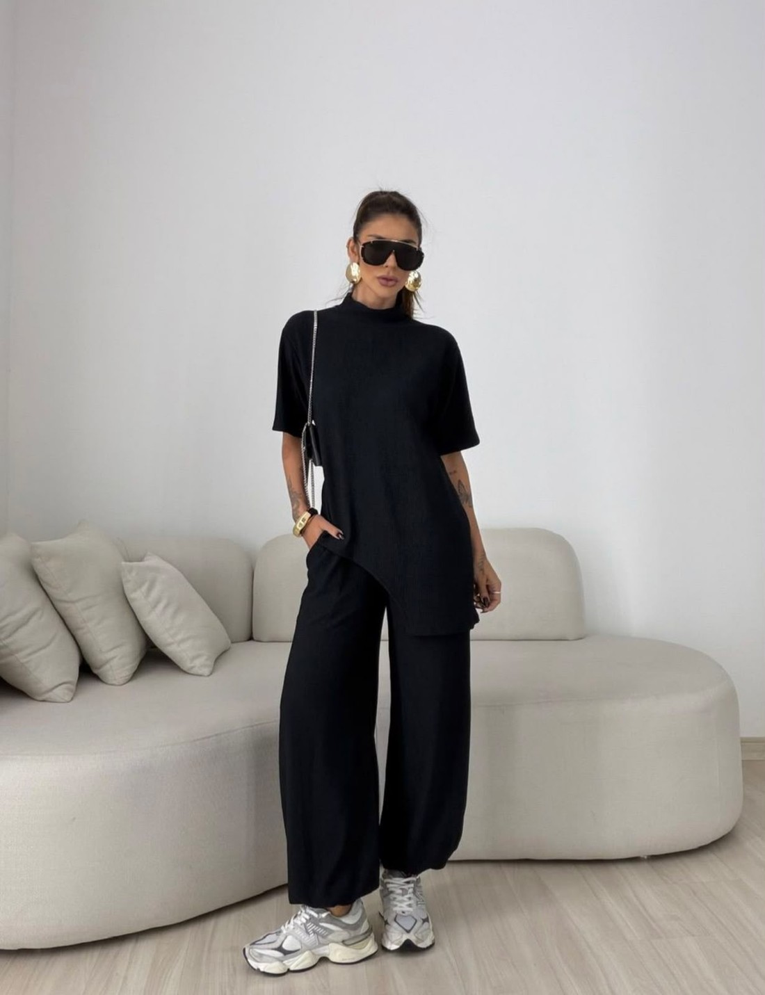 Conjunto Carolla em Viscolycra com Blusa Assimétrica e Calça Aladim Preto. Conjunto Carolla em Viscolycra com Blusa Assimétrica e Calça Aladim Preto.