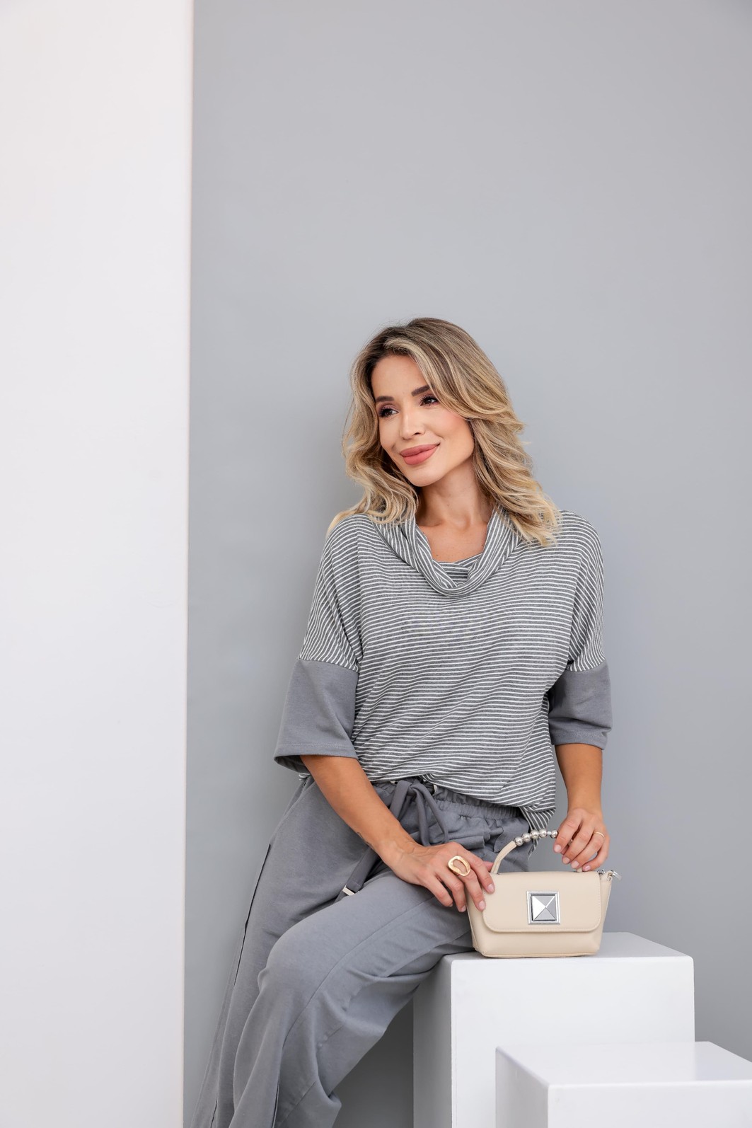 Conjunto em moletinho com listra e gola role Ariel cinza Edição ltda Conjunto em moletinho com listra e gola role Ariel cinza Edição ltda