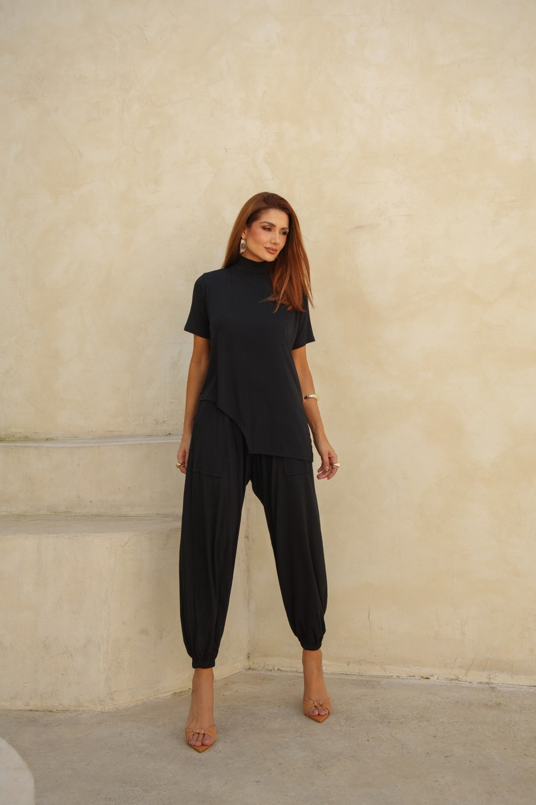 Conjunto Carolla em Viscolycra com Blusa Assimétrica e Calça Aladim Preto. Conjunto Carolla em Viscolycra com Blusa Assimétrica e Calça Aladim Preto.