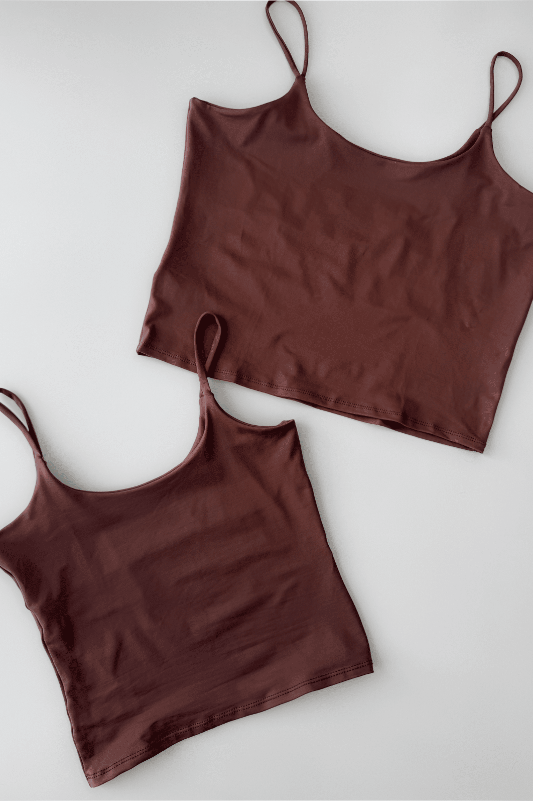 Blusa cropped com alça fina marrom Blusa cropped com alça fina marrom