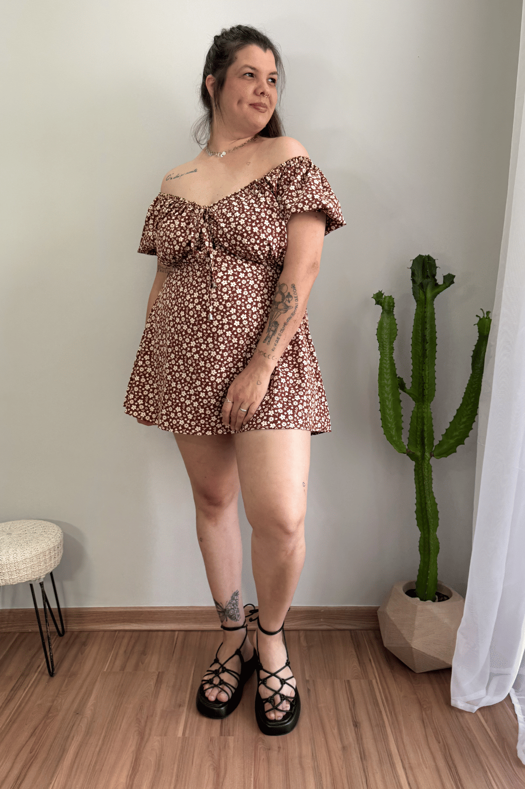 Macaquinho dress marrom estampa floral